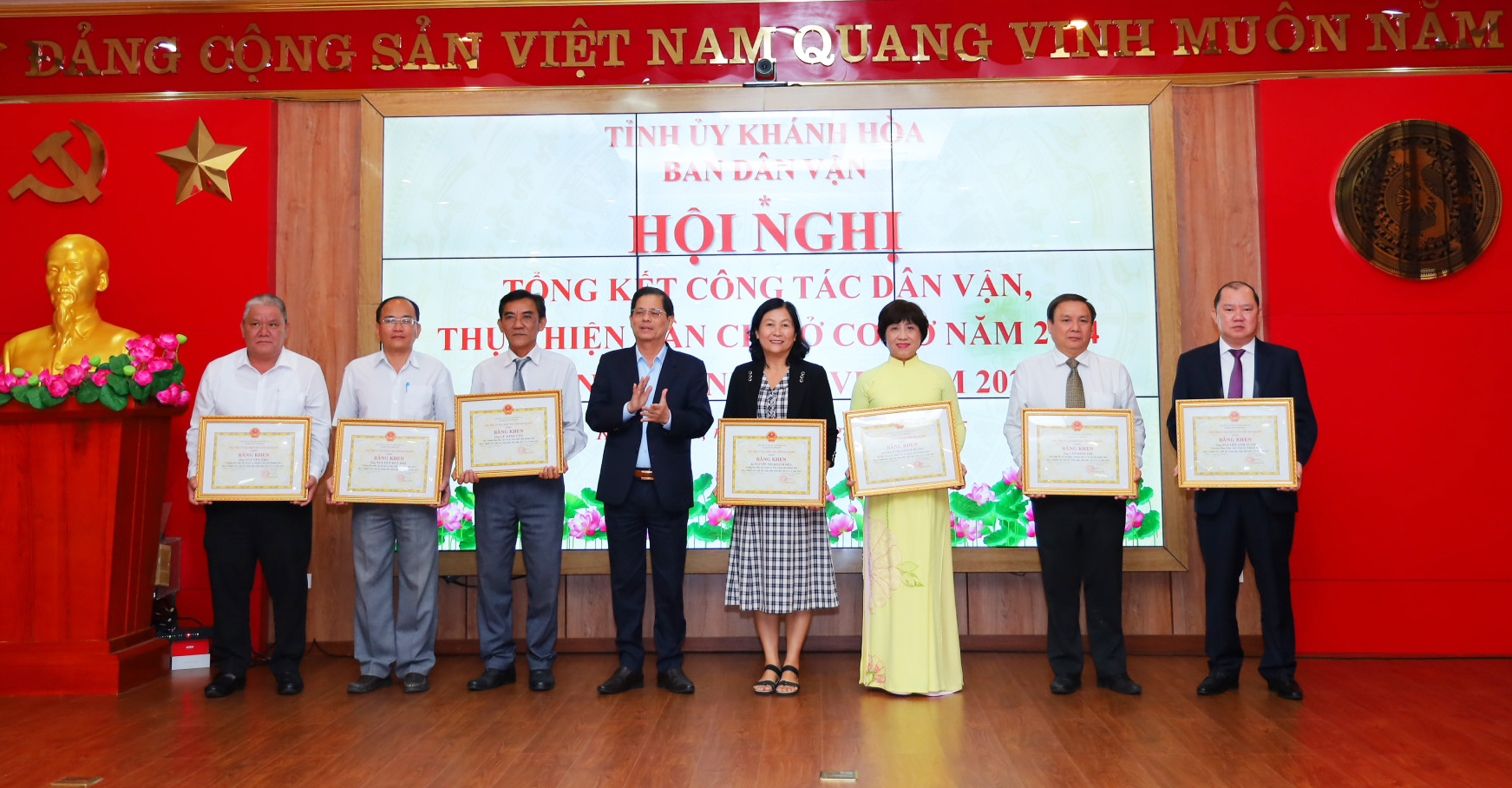 Ông Nguyễn Tấn Tuân trao bằng khen cho các cá nhân có thành tích xuất sắc trong thực hiện dân chủ ở cơ sở.