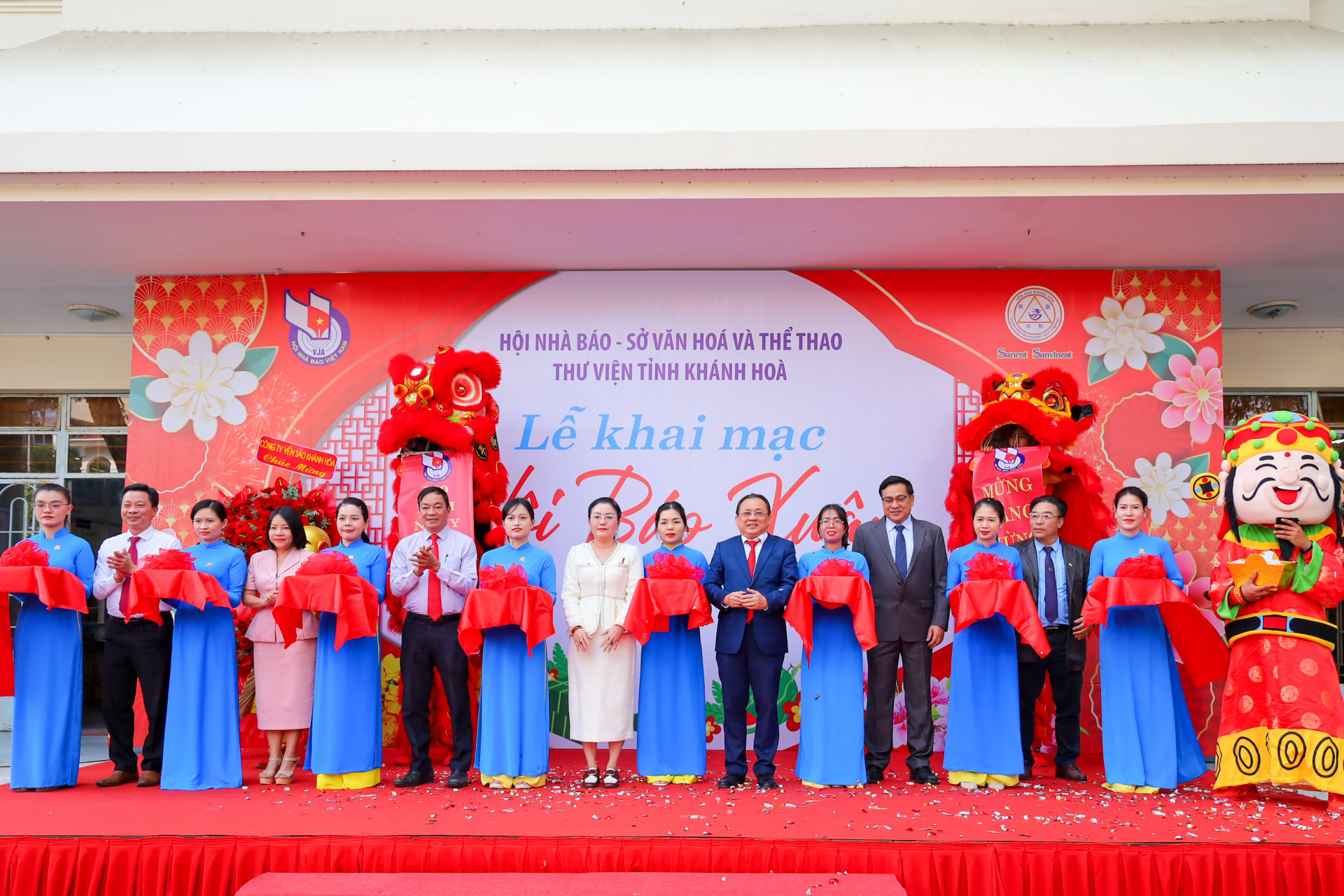 The representatives cutting ribbon to open the 2025 Spring Newspaper Festival 

