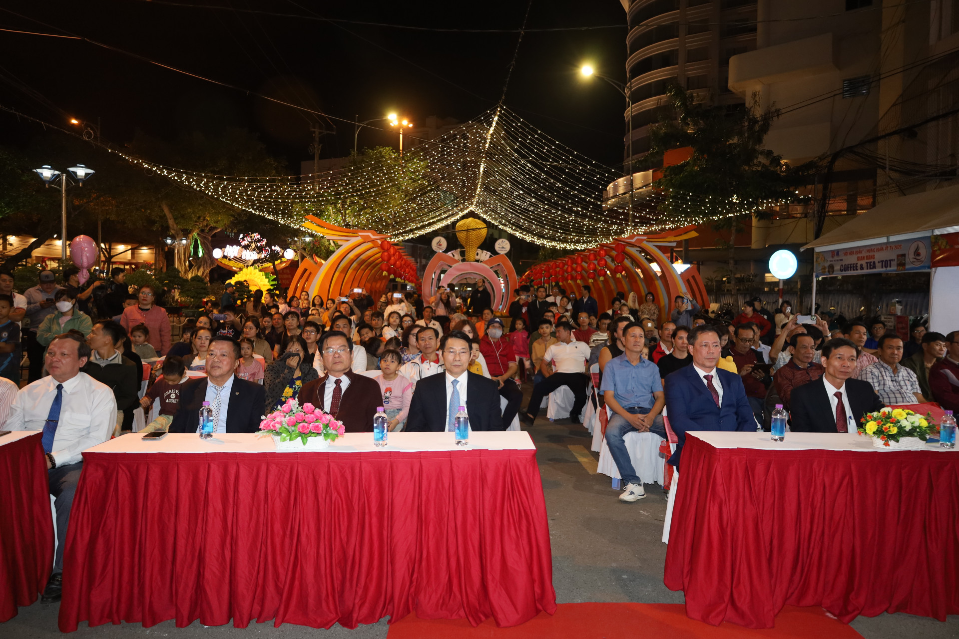 The representatives attending the opening ceremony of Nha Trang-Khanh Hoa Spring Flower Festival 2025

