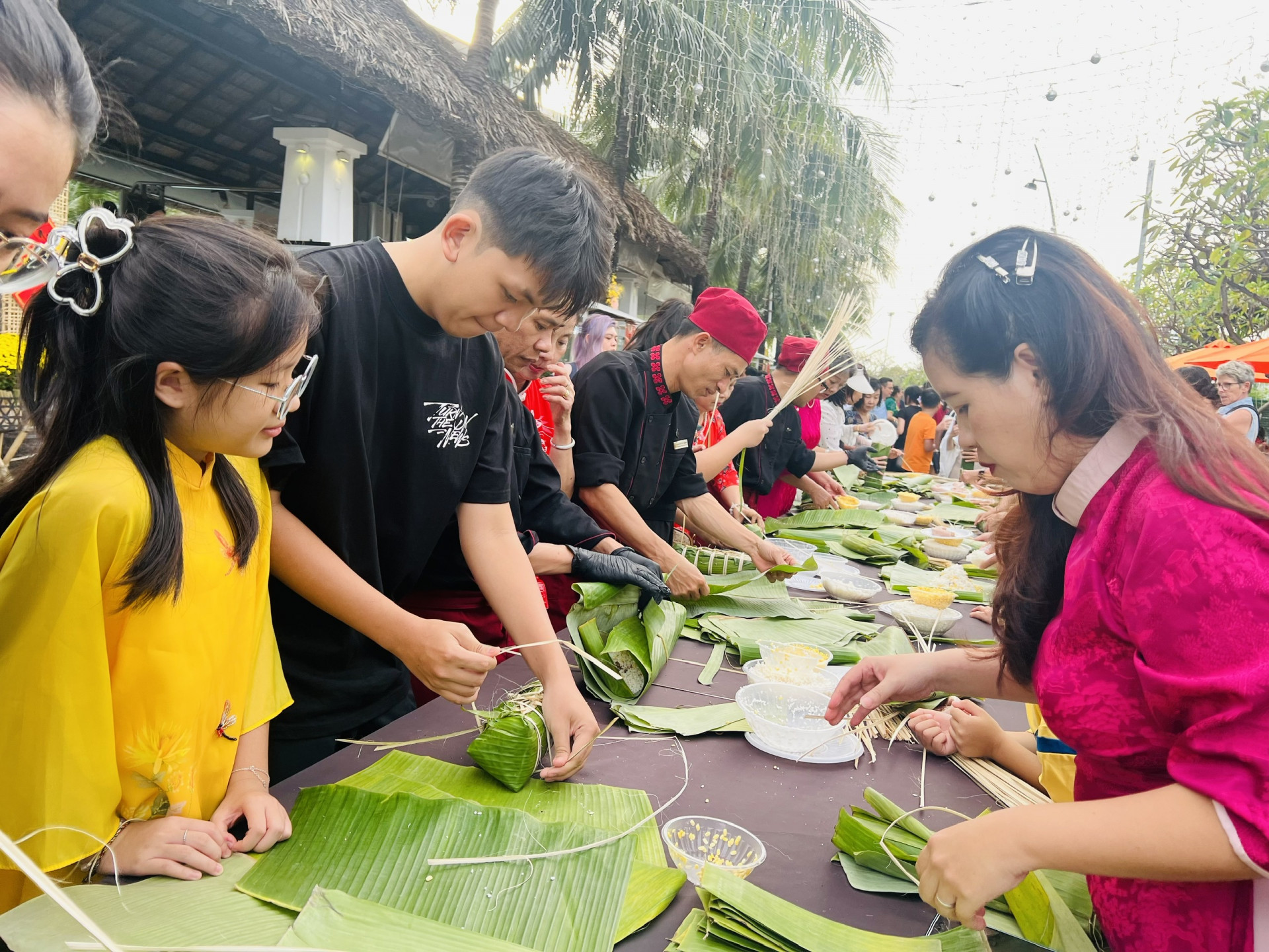 Many Nha Trang people and tourists take part in the activity

