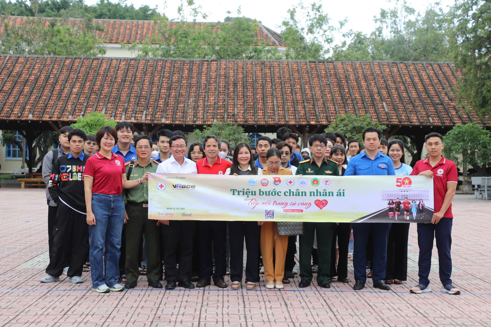 Sau lễ phát động, các đại biểu cùng đoàn viên, than niên, sinh viên Trường Đại học Nha Trang tổ chức đi bộ hưởng ứng chiến dịch