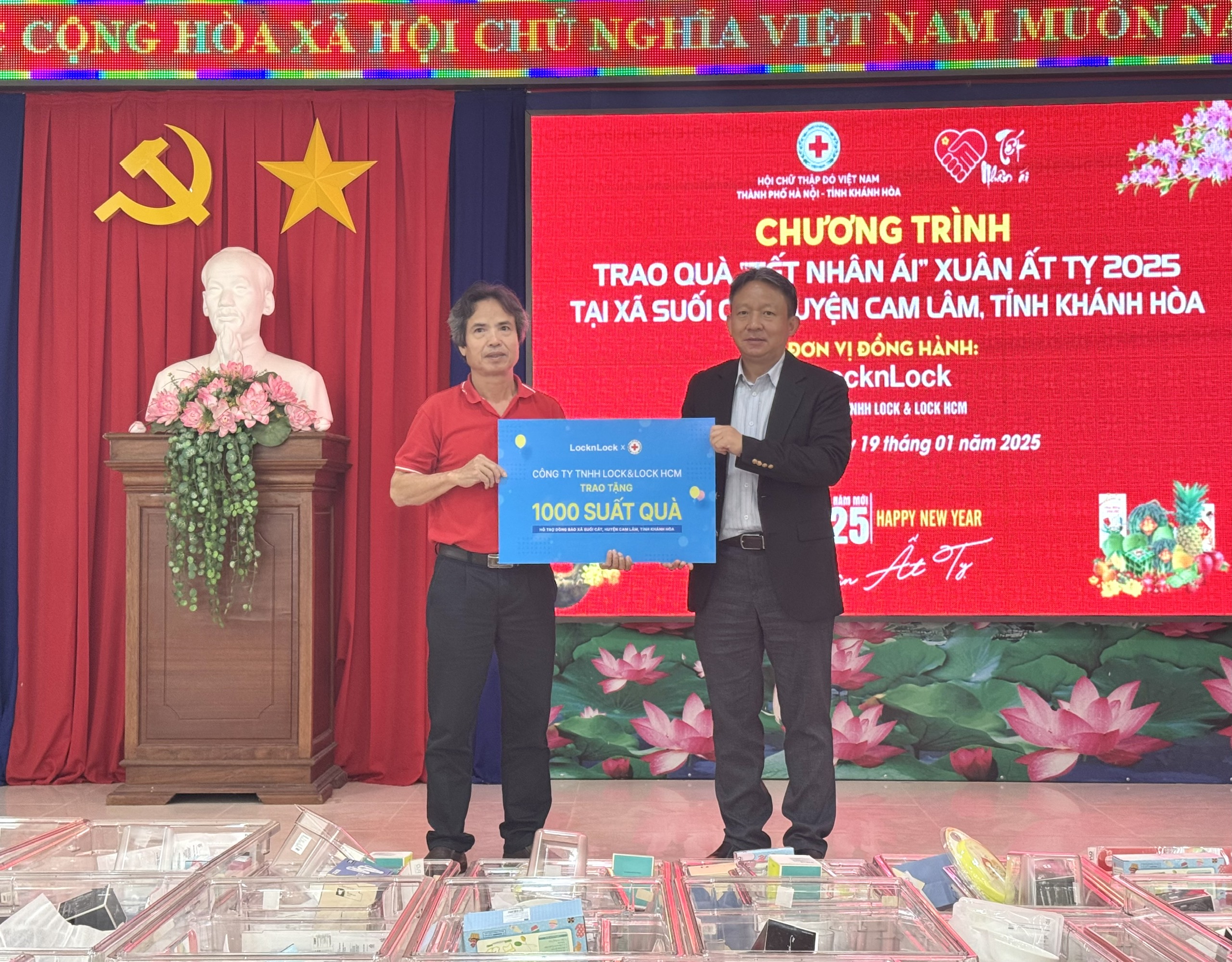 Trao tặng 300 suất quà cho người dân xã Suối Cát