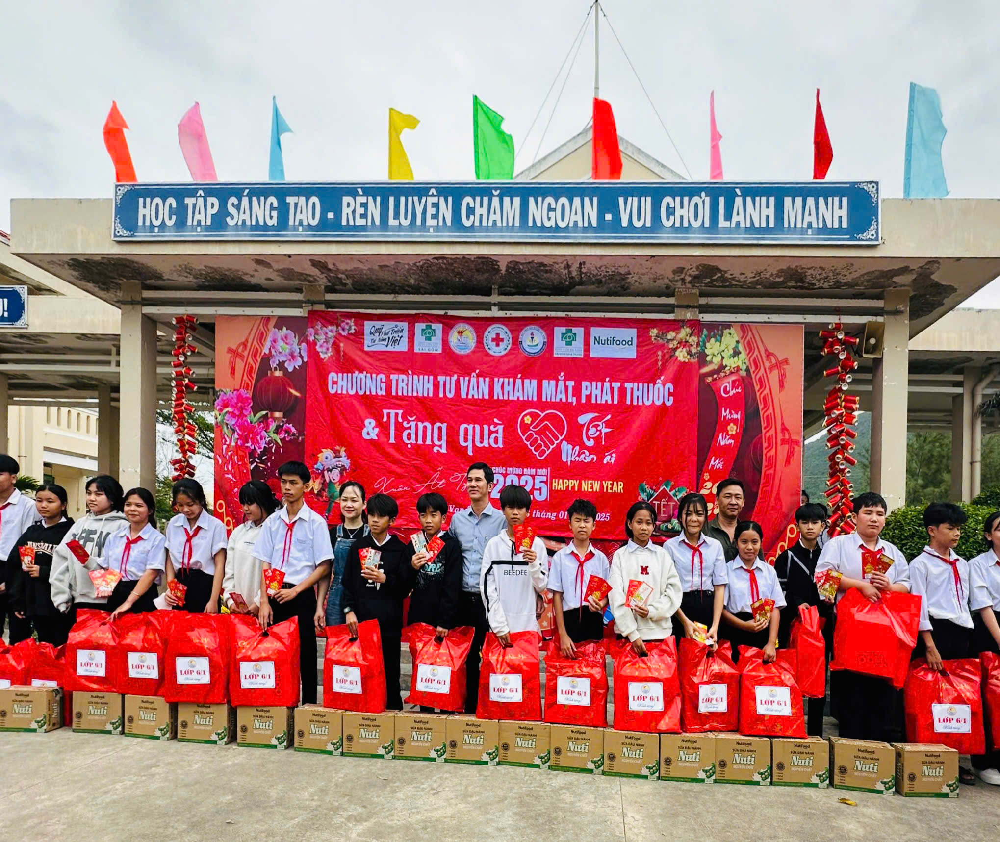 Học sinh THCS có hoàn cảnh khó khăn của Trường THCS Vạn Thạnh nhận được các phần quà từ chương trình