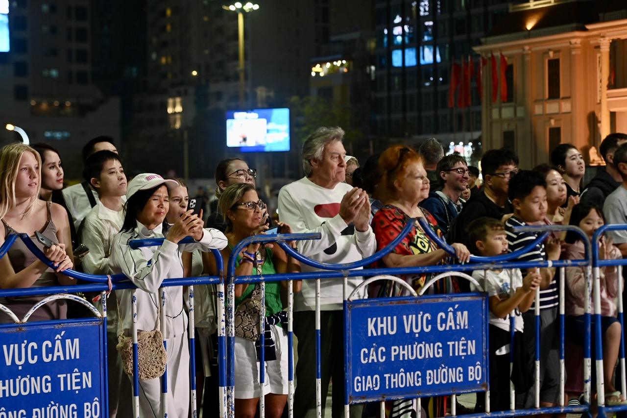 Many local people and tourists in Nha Trang see and cheer for the lion-unicorn-dragon teams 

