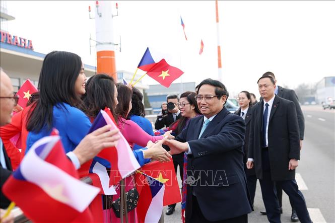 Đại diện cộng đồng người Việt Nam tại Cộng hoà Séc đón Thủ tướng Phạm Minh Chính và Phu nhân ở sân bay quốc tế Václav Havel, thủ đô Praha. Ảnh: Dương Giang/TTXVN
