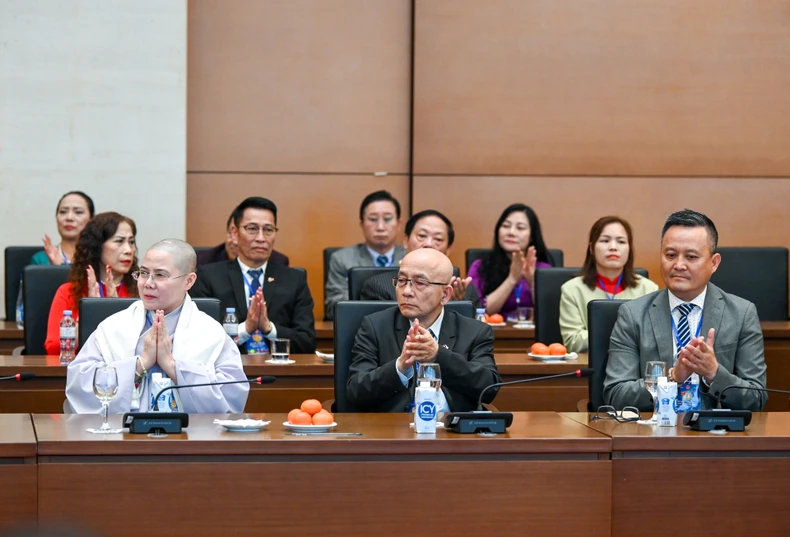 Các kiều bào tham dự cuộc gặp mặt.