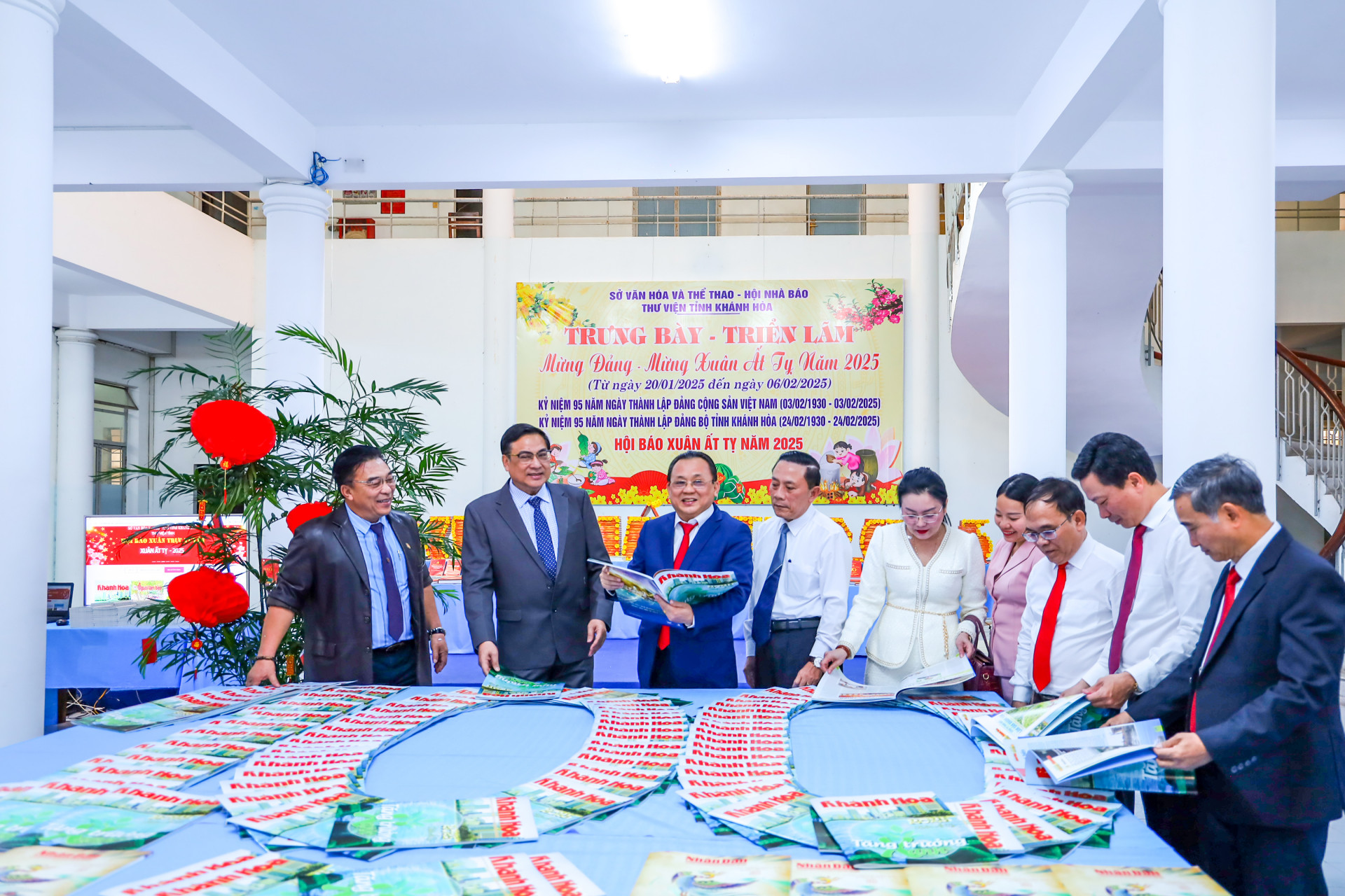 The representatives reading Khanh Hoa Newspaper’s special spring edition displayed at the 2025 Spring Newspaper Festival 

