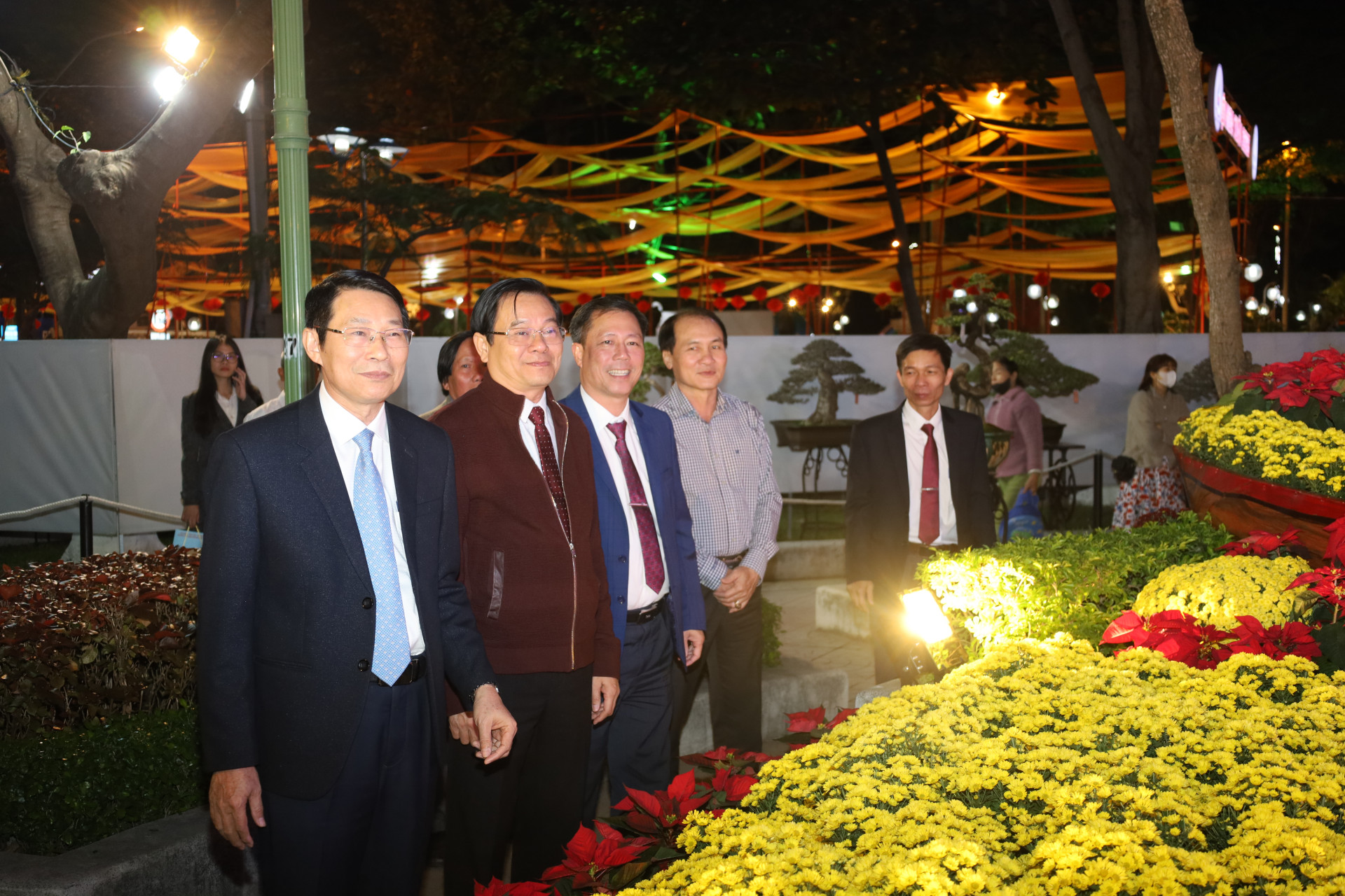 The representatives view the flowers and ornamental plants at Nha Trang-Khanh Hoa Spring Flower Festival 2025

