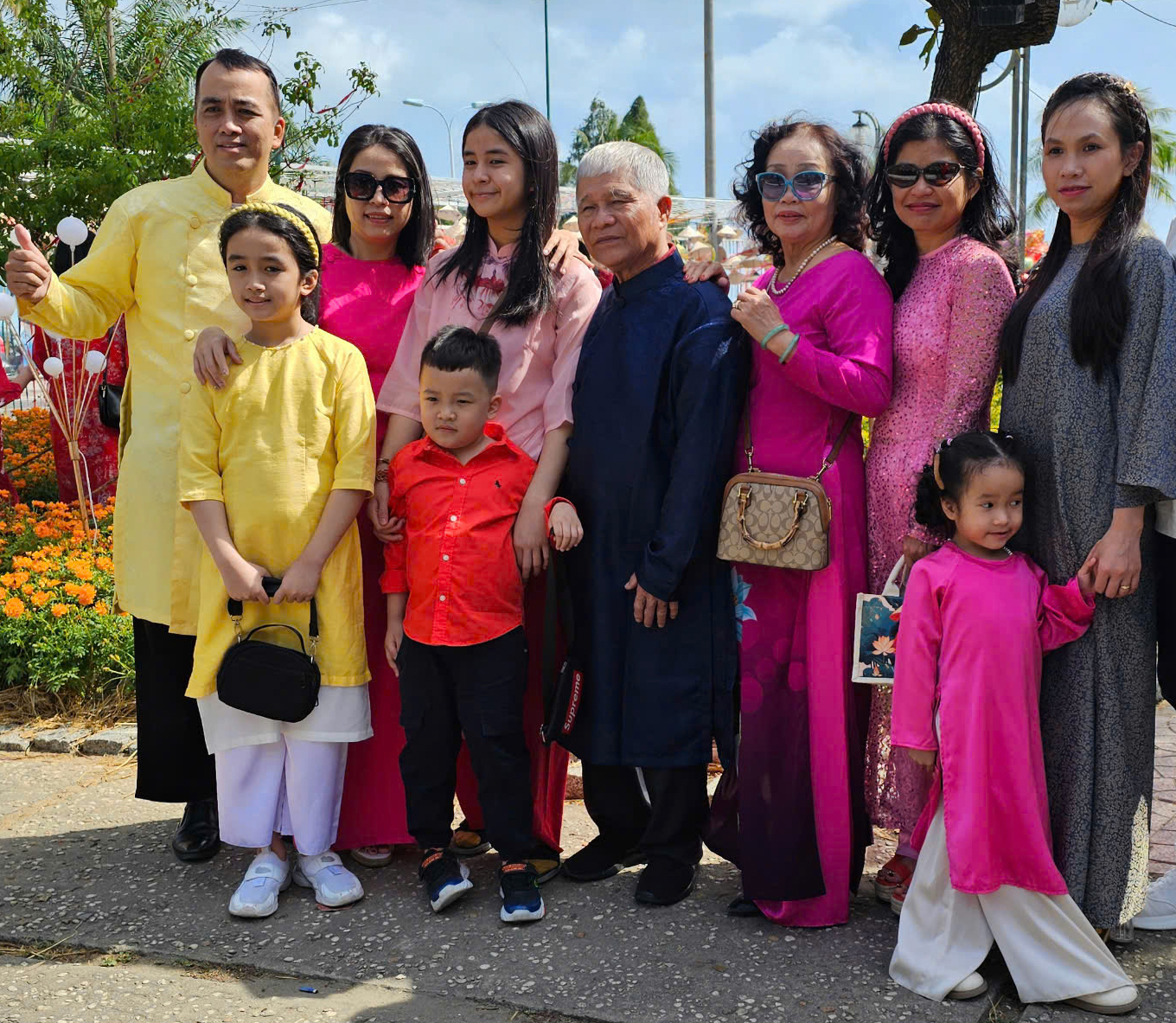 Áo dài rộn ràng du xuân