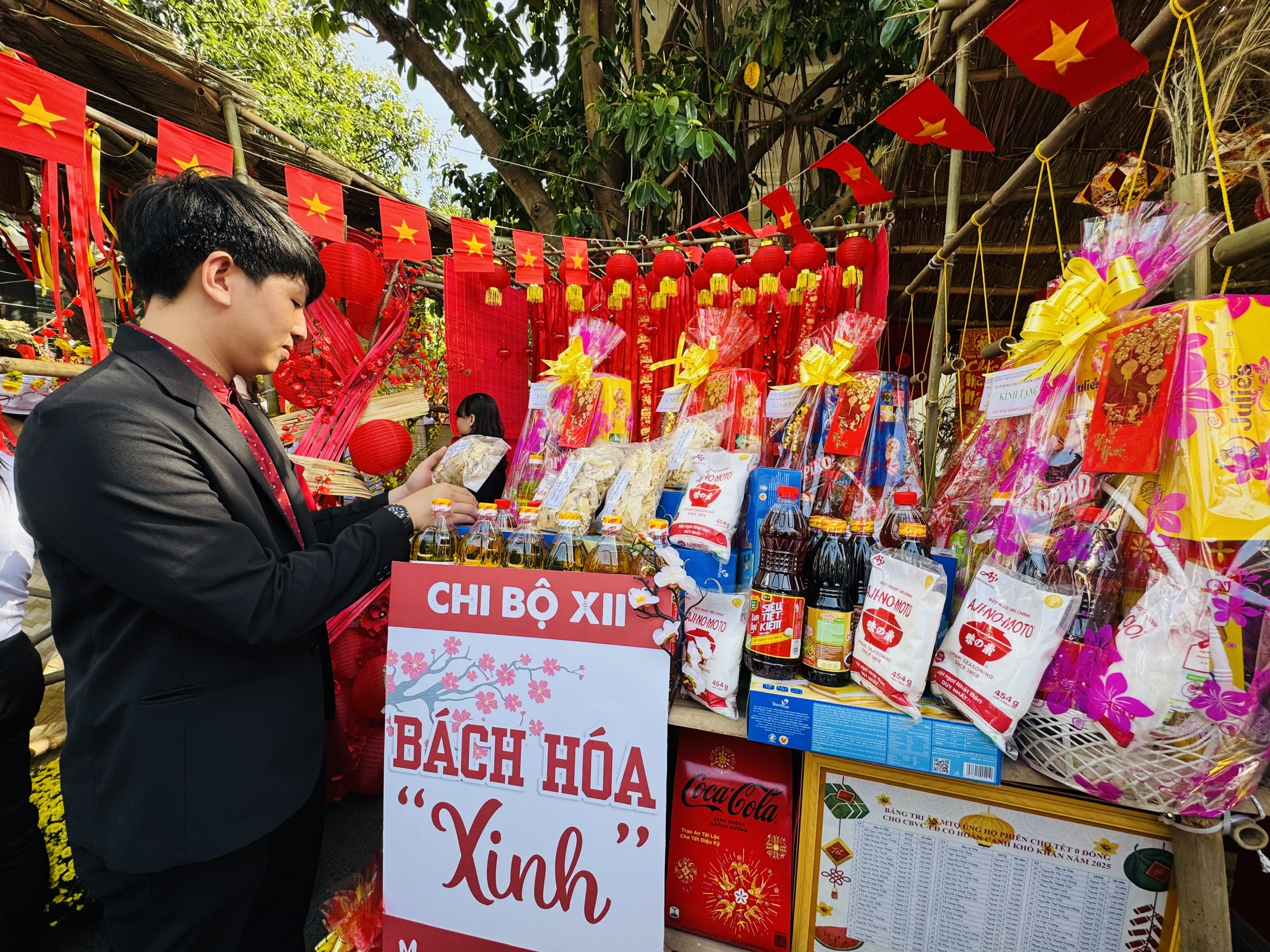 Các gian hàng bày bán đủ các loại thực phẩm thiết yếu