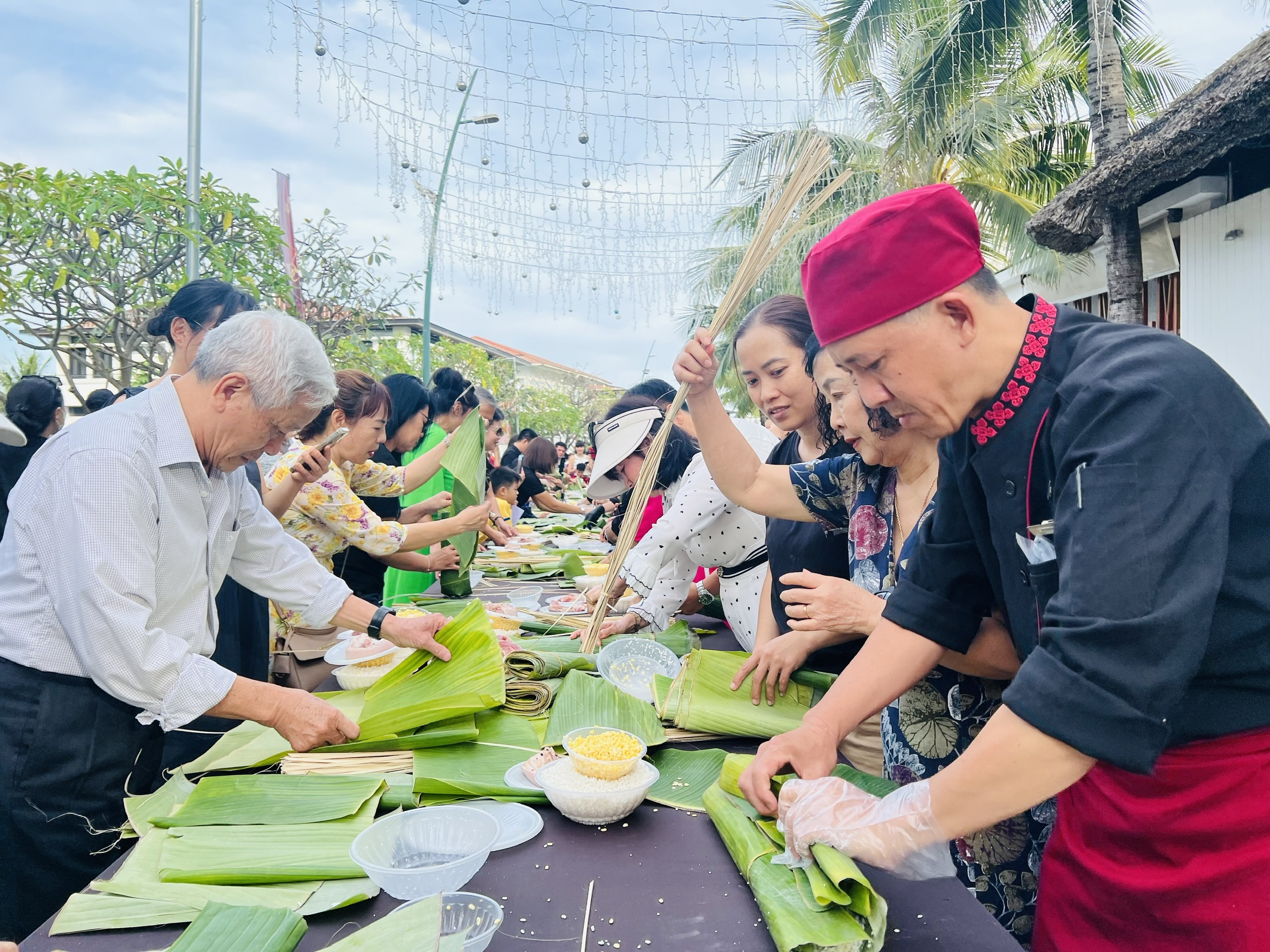 Du khách hào hứng với hoạt động “Nấu bánh tét - Trở về Tết xưa” tại Champa Island Nha Trang