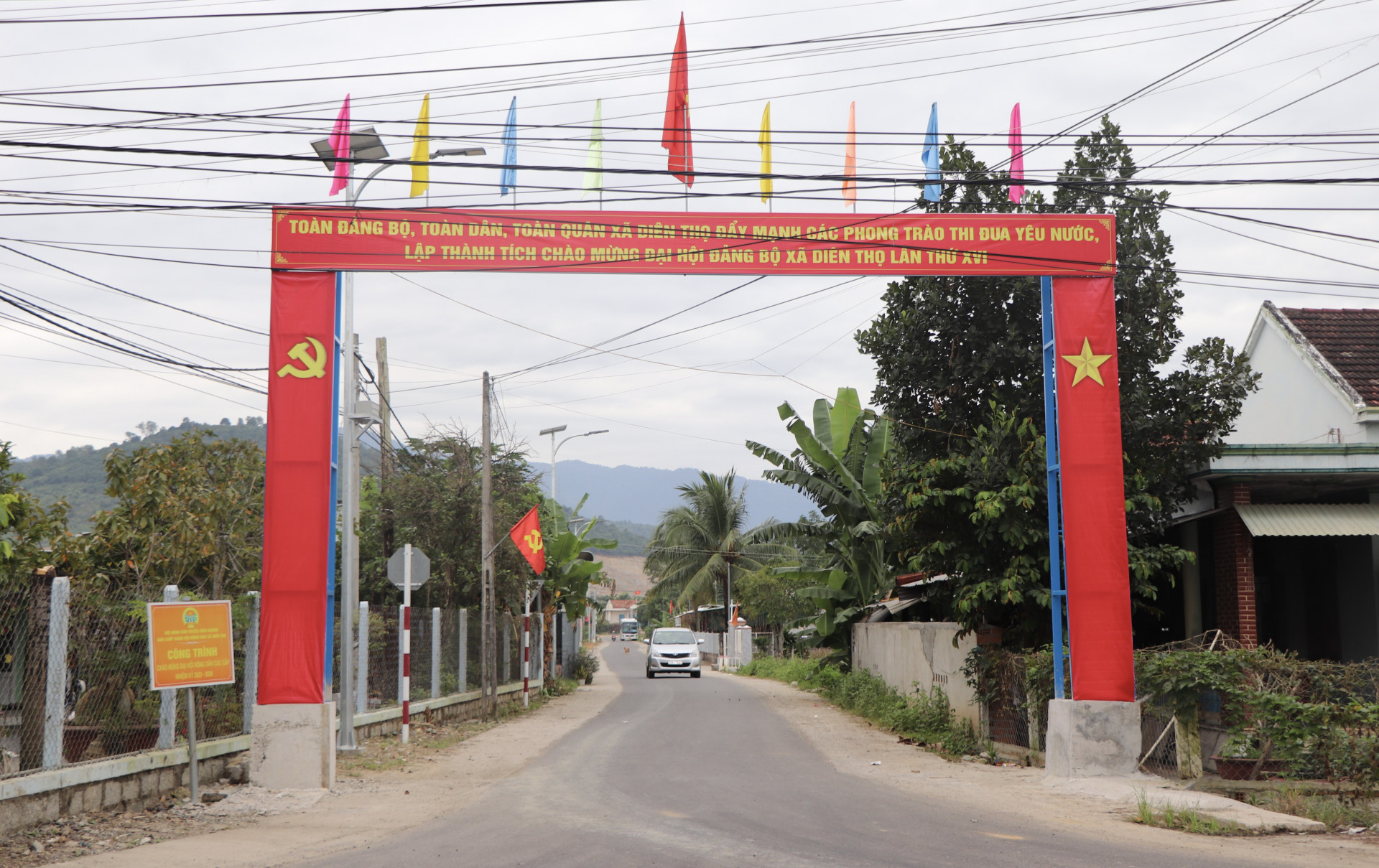 Cổng chào tại các thôn được trang trí để chào mừng Đại hội Đảng bộ xã lần thứ XVI.