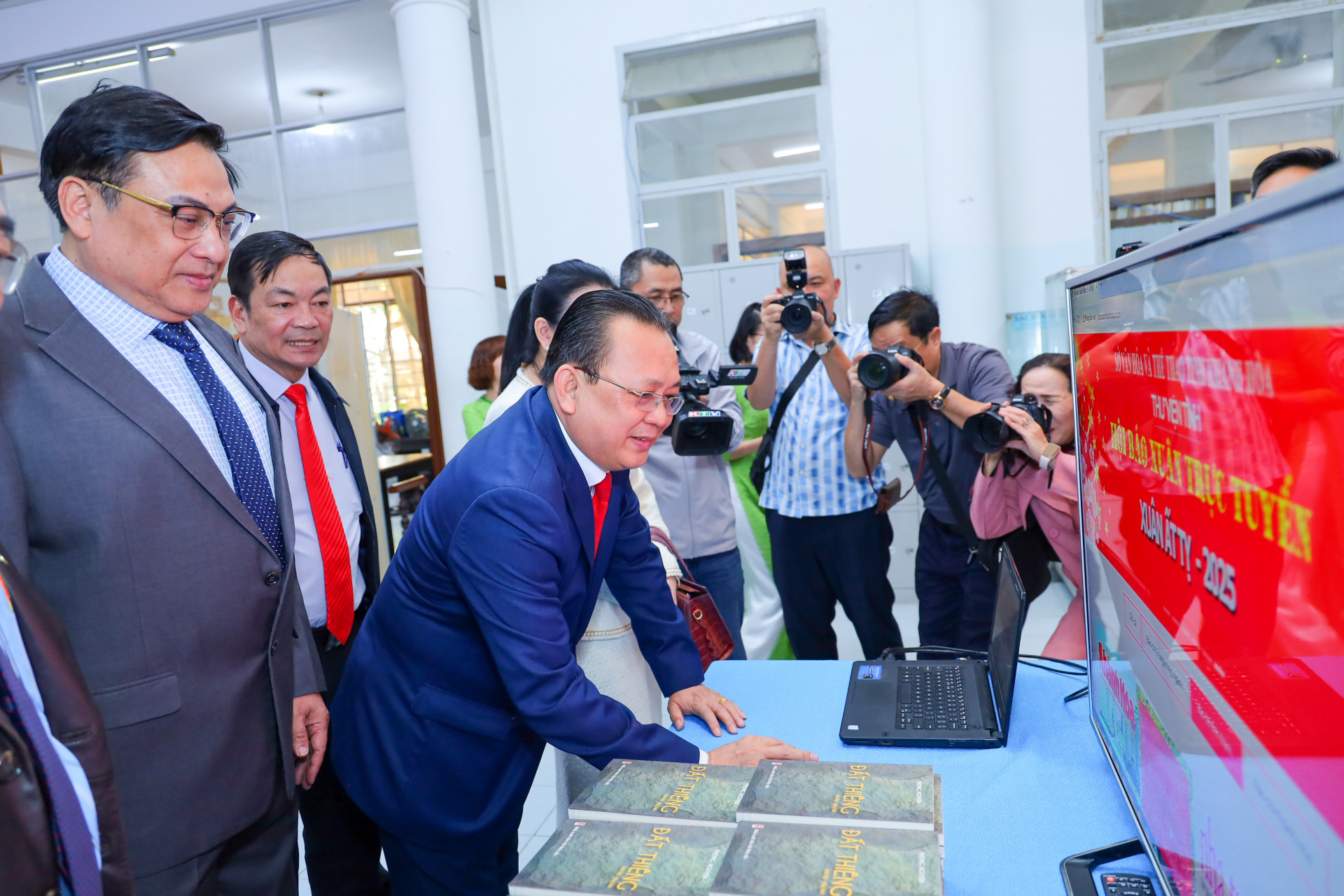 Le Huu Hoang reading online spring publications at baoxuankhanhhoa.vuc.vn

