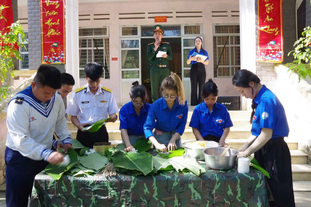 Các đội hào hứng thi gói bánh chưng, bánh tét.