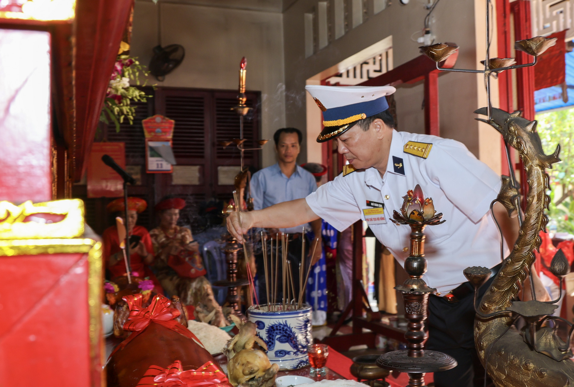 The leader of Naval Academy offering incense in memory of General Tran Hung Dao 

