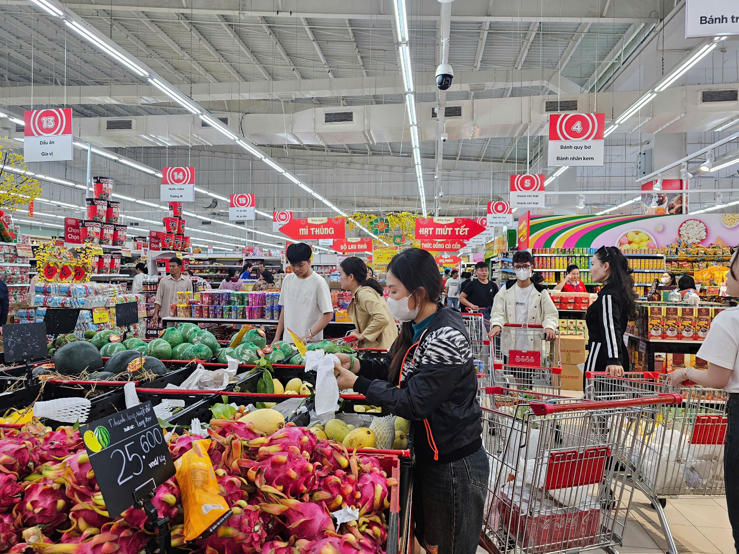 Cận Tết, hàng hóa dồi dào, mua sắm nhộn nhịp