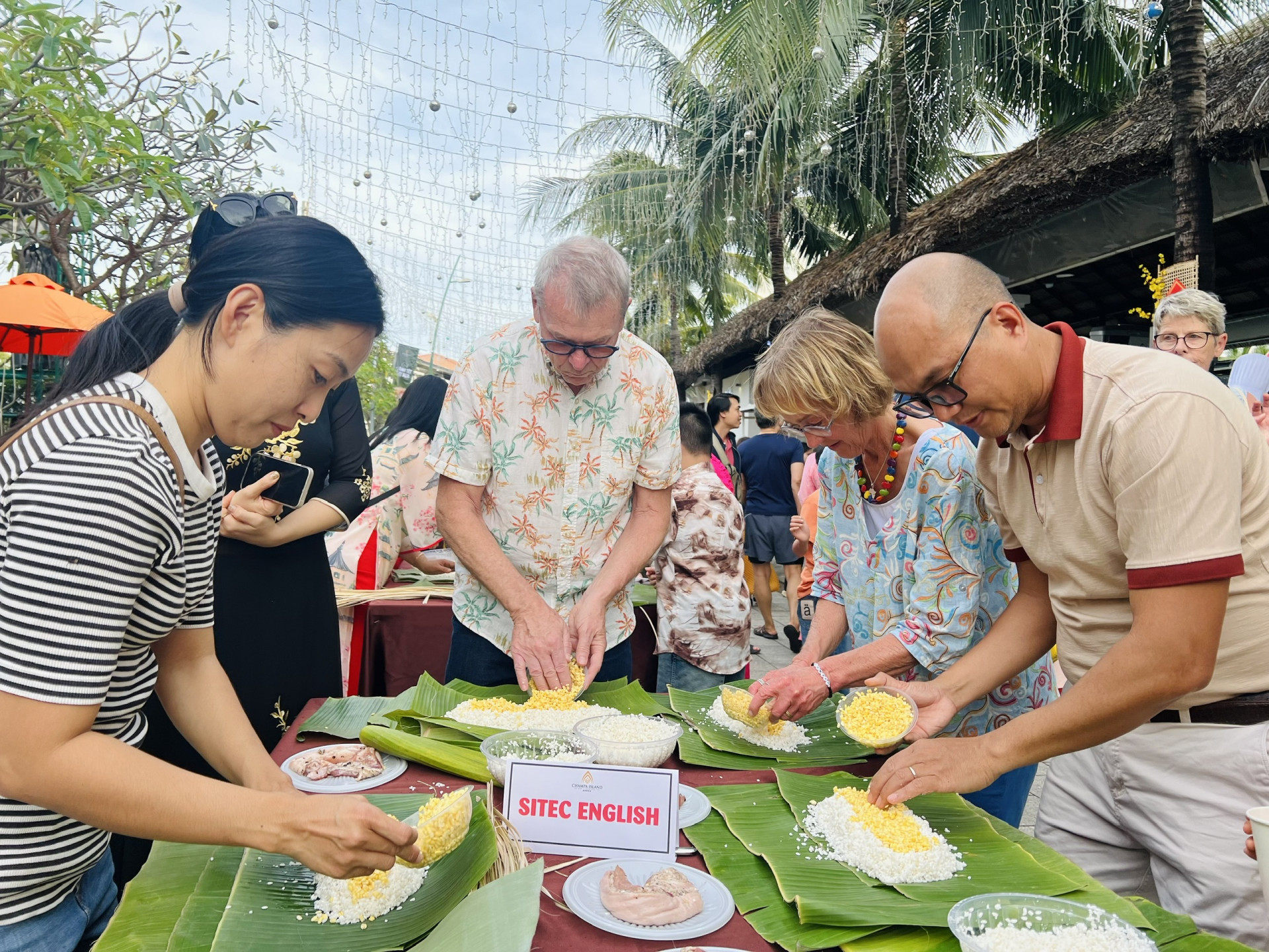 Many foreign tourists enjoy making Tet cakes 

