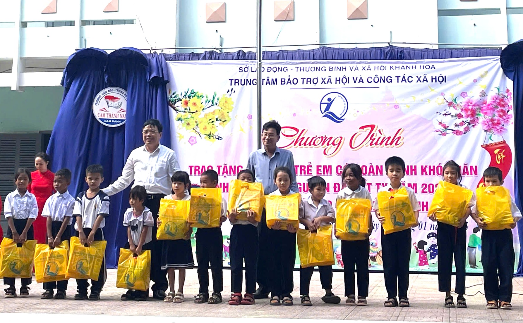 Trao 400 suất quà Tết cho trẻ em có hoàn cảnh khó khăn