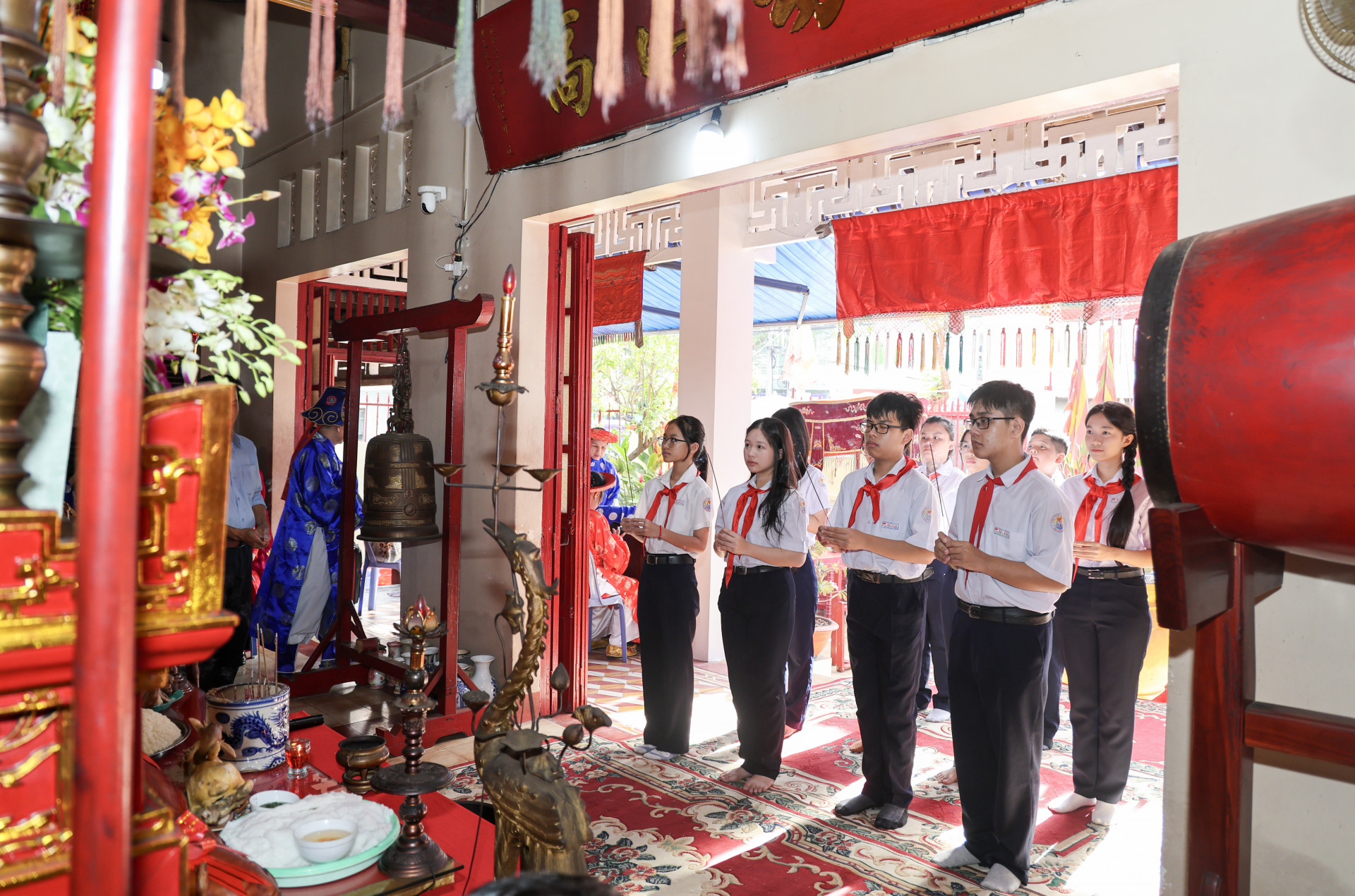 Pupils of Au Co Junior High School offer incense to show gratitude to General Tran Hung Dao 

