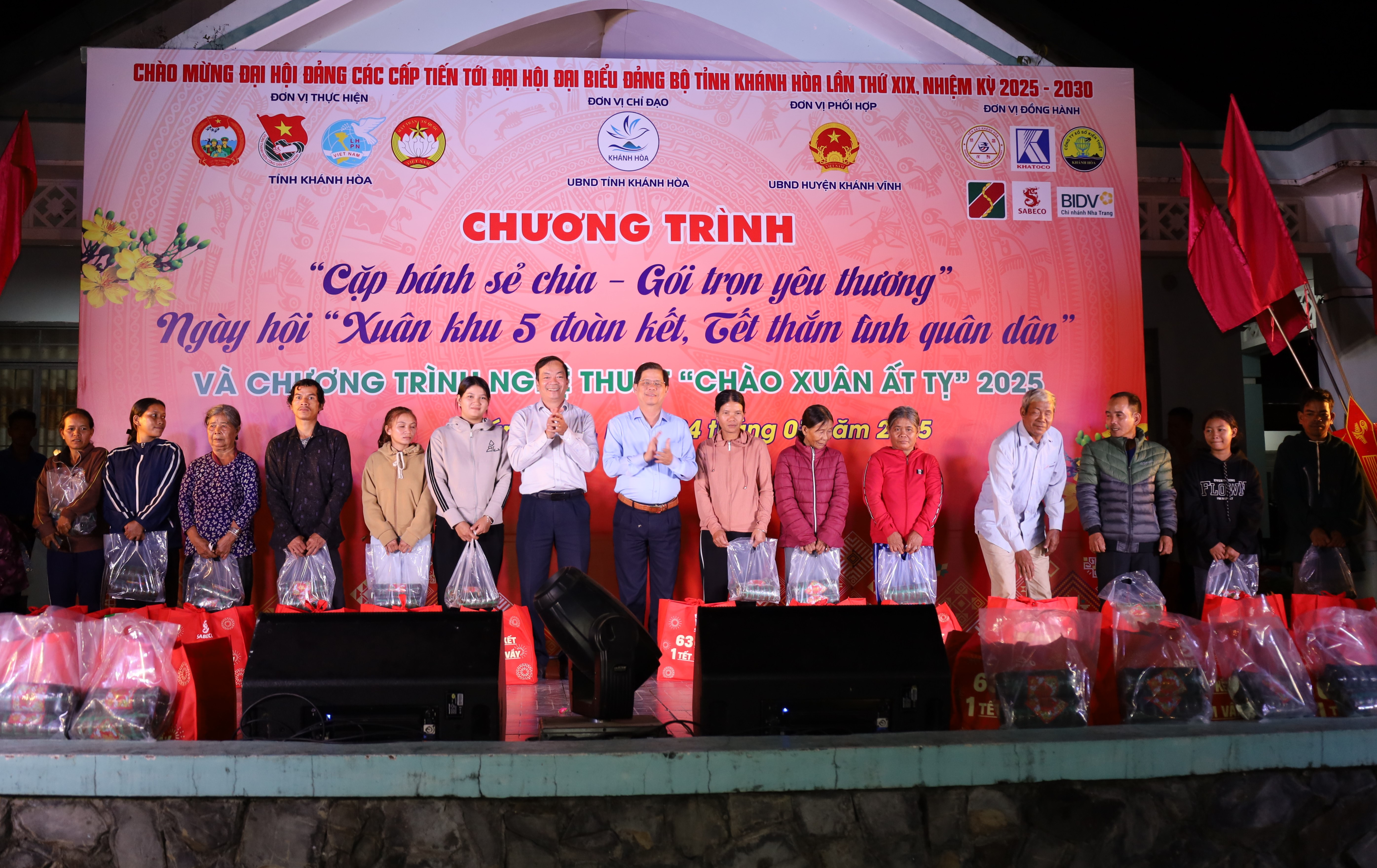 Chương trình “Cặp bánh sẻ chia - Gói trọn yêu thương”, Ngày hội “Xuân khu 5 đoàn kết, Tết thắm tình quân dân” tại  huyện Khánh Vĩnh