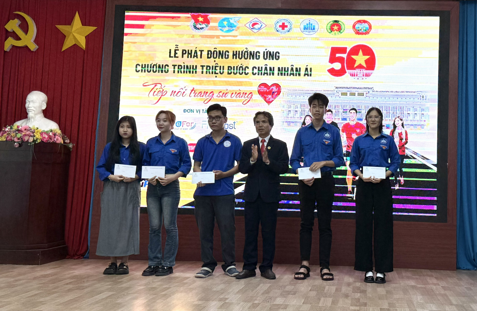 Lãnh đạo Hội Chữ thập đỏ tỉnh trao học bổng cho sinh viên tại lễ phát động Chiến dịch Triệu bước chân nhân ái – Tiếp nối trang sử vàng”