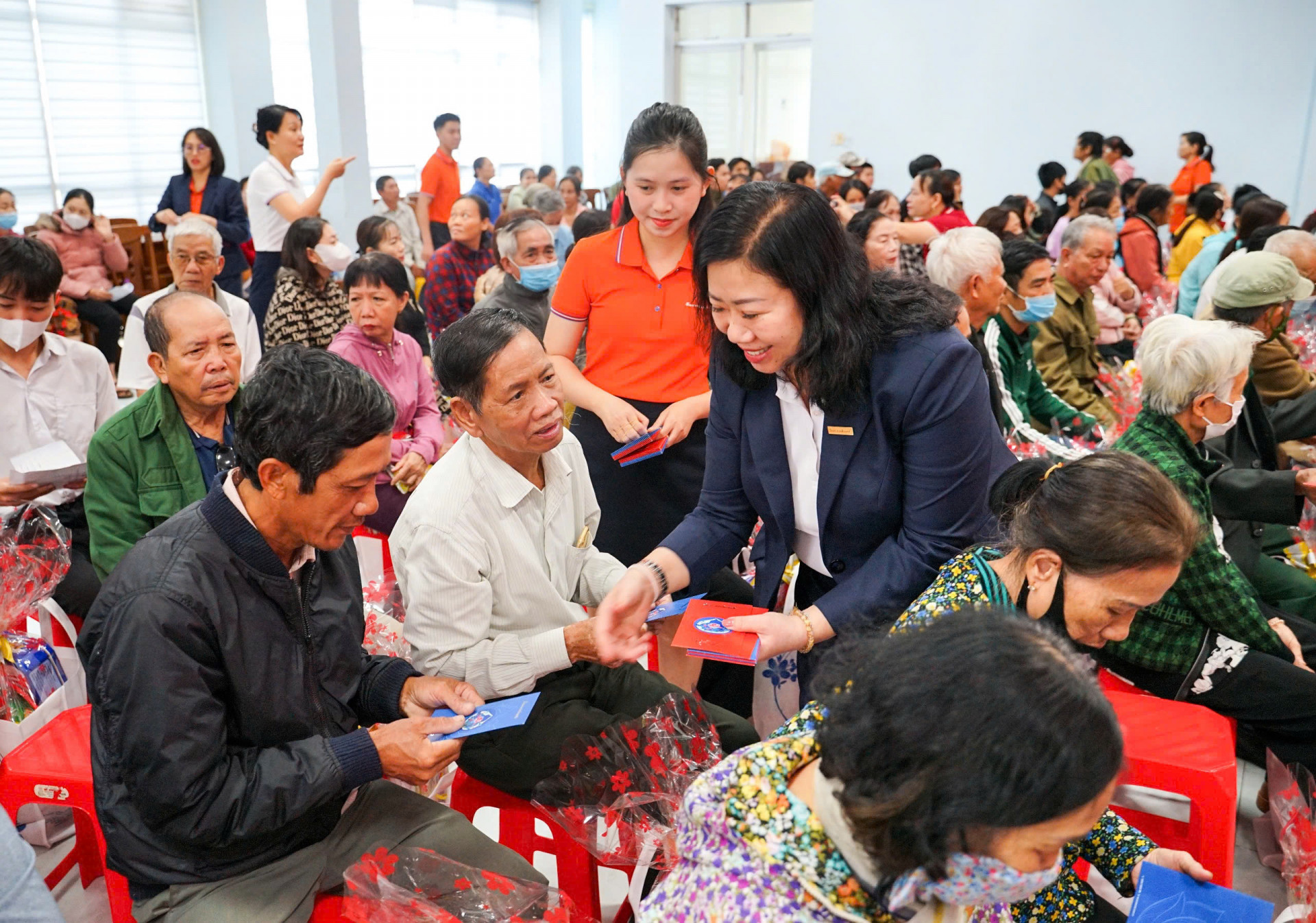 Đại diện lãnh đạo Sacombank trao quà  đến tay người dân