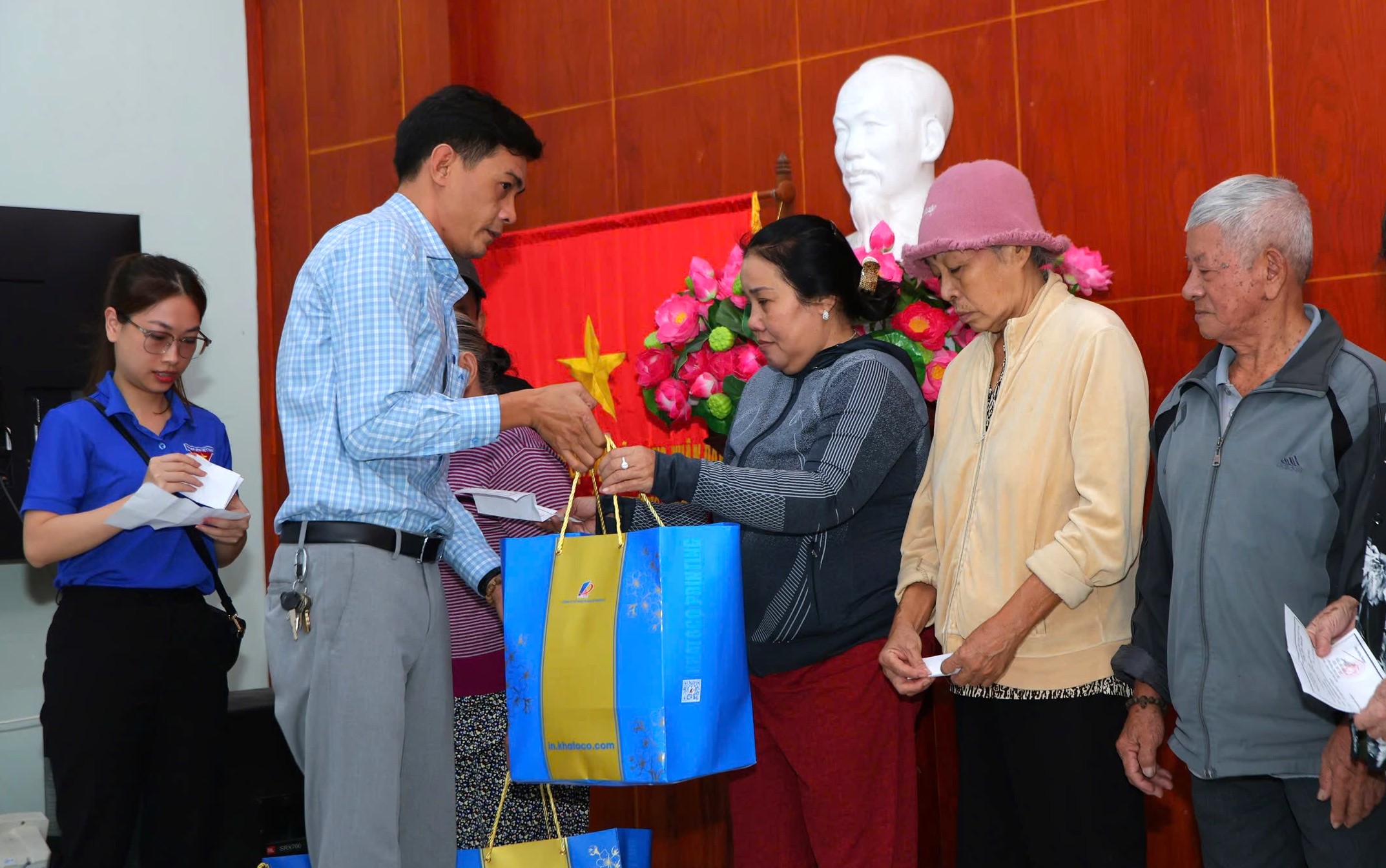 Đại diện lãnh đạo phường Vĩnh Trường trao quà Tết cho người dân.