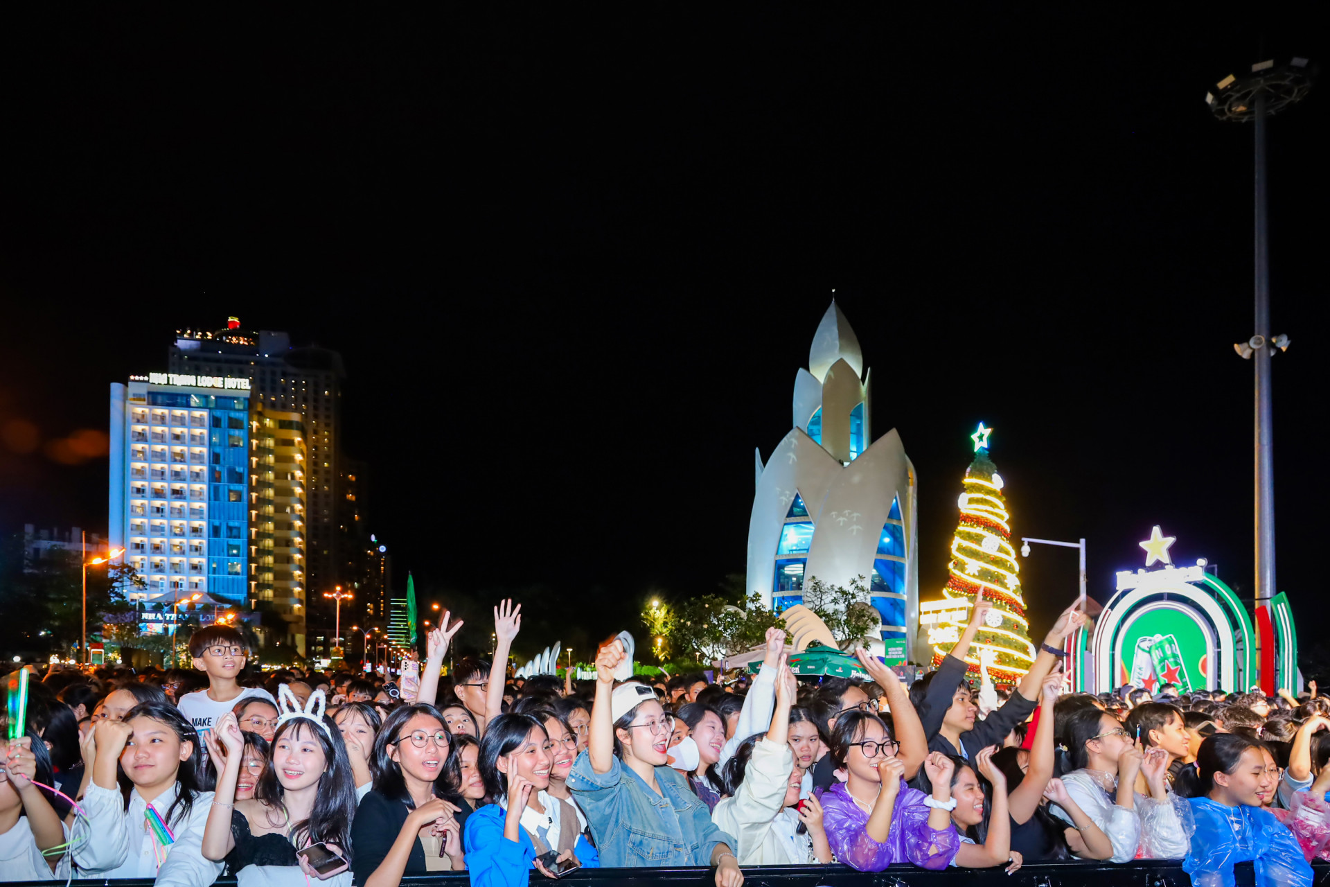 Tens of thousands of people gathered at 2-4 Square to see the program and welcomed New Year 2025.
