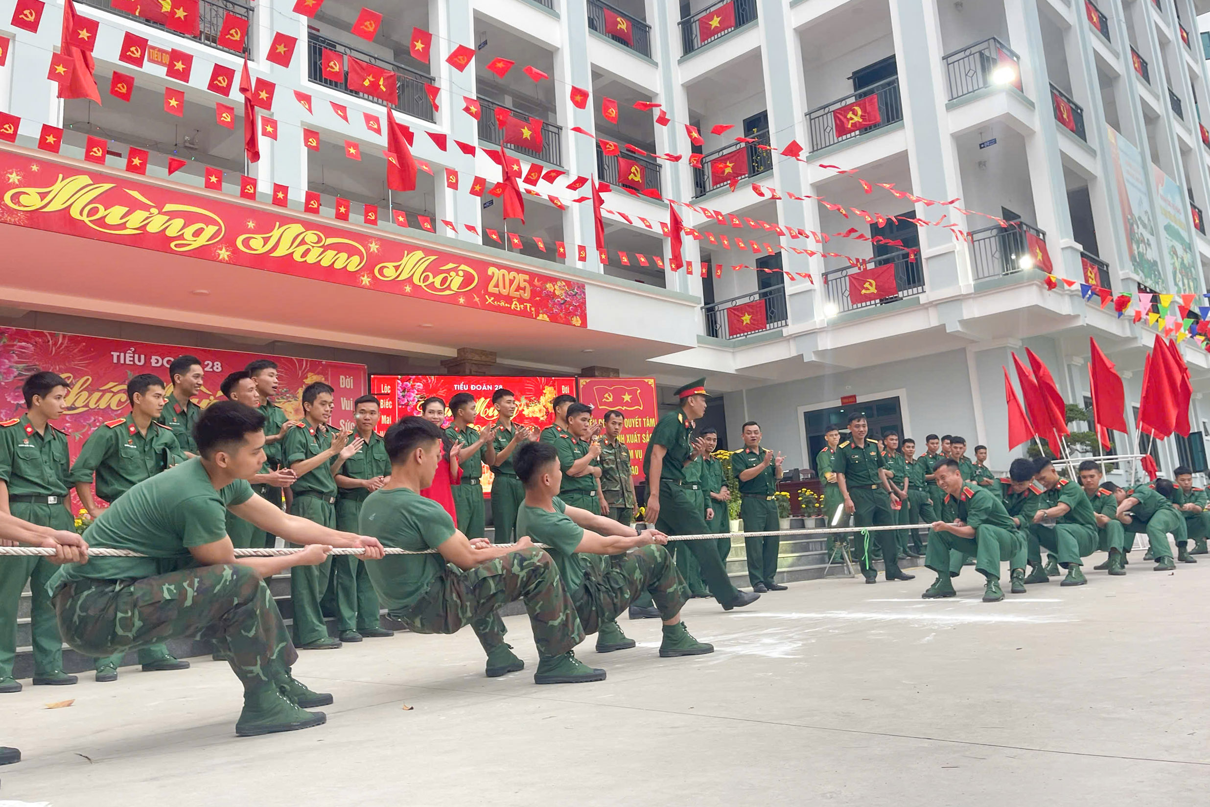 Rộn ràng không khí Tết ở Trường Sĩ quan Thông tin