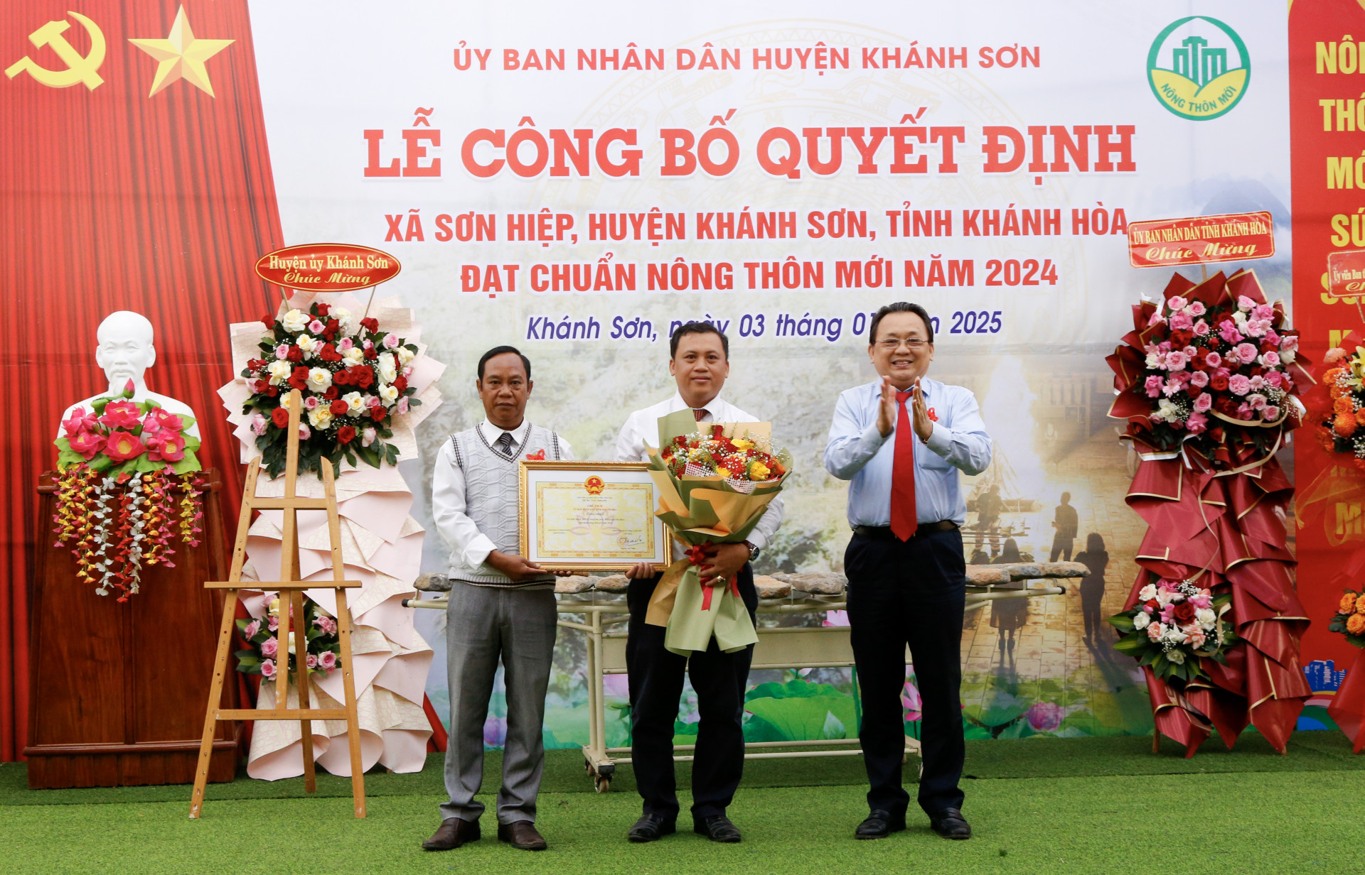 Ông Lê Hữu Hoàng trao bằng công nhận và hoa chúc mừng xã Sơn Hiệp đạt chuẩn nông thôn mới năm 2024.