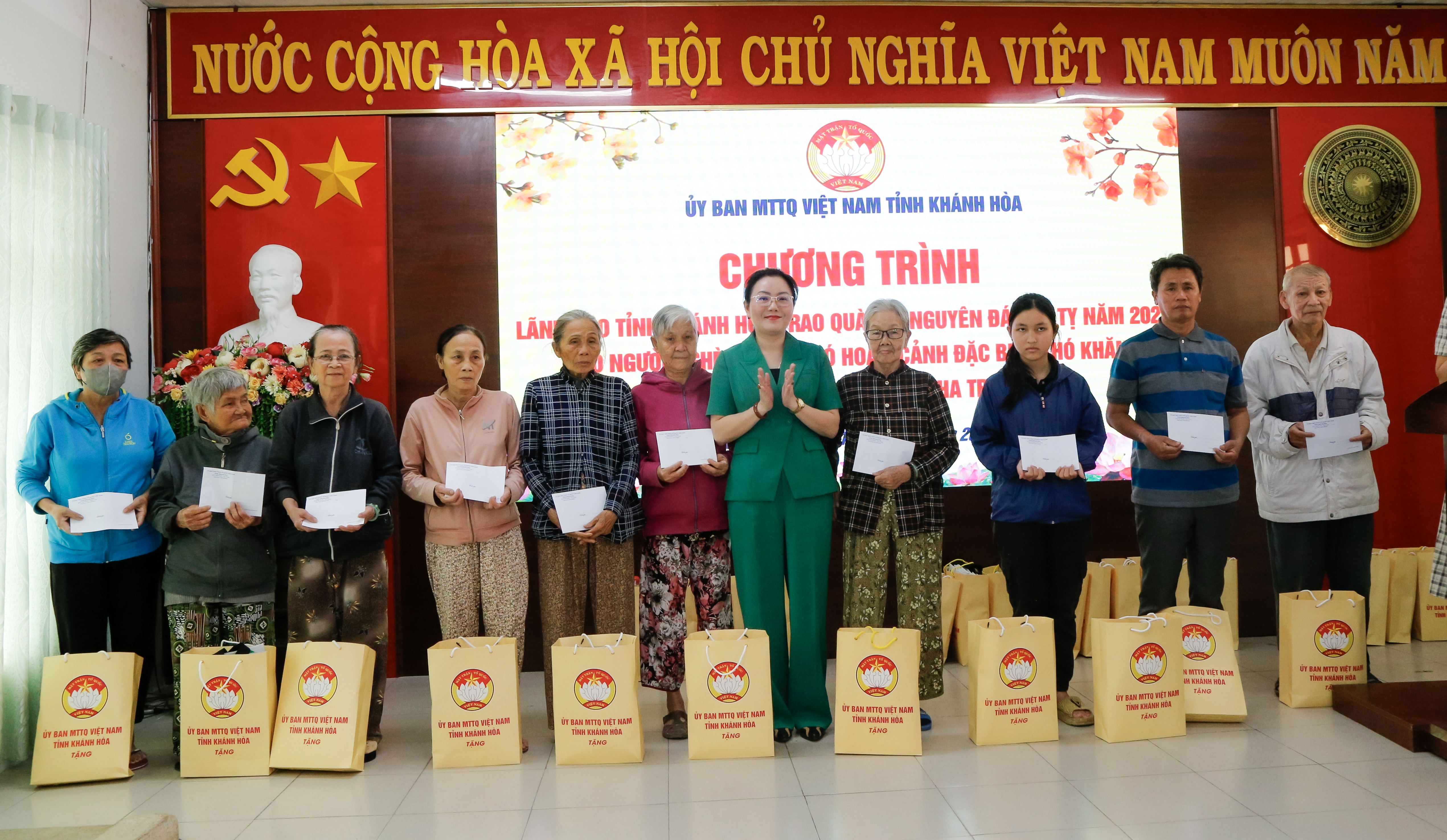 Bà Phạm Thị Xuân Trang trao 50 phần quà Tết cho hộ cận nghèo, hộ có hoàn cảnh đặc biệt khó khăn tại TP. Nha Trang