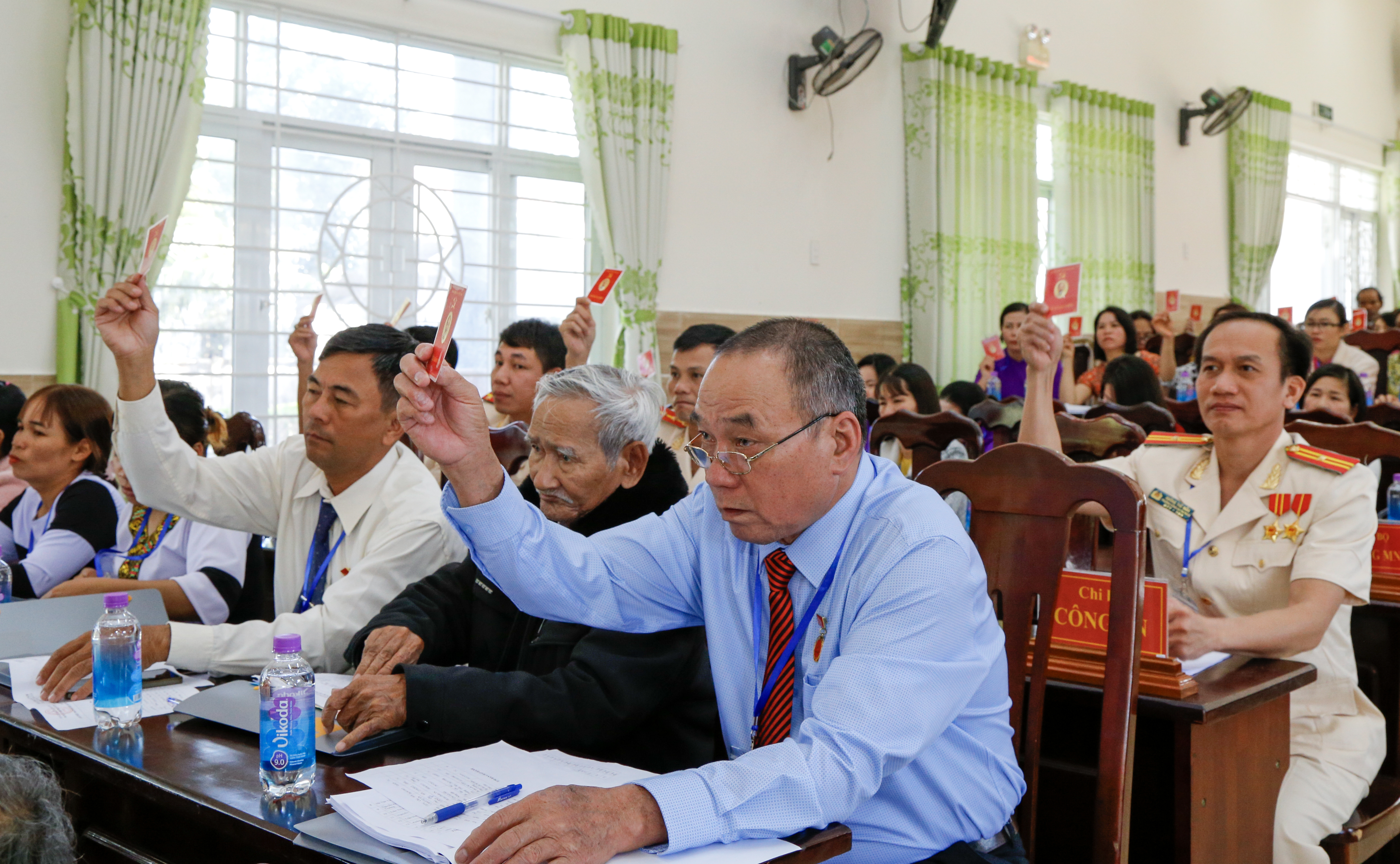 Các đại biểu biểu quyết tại đại hội