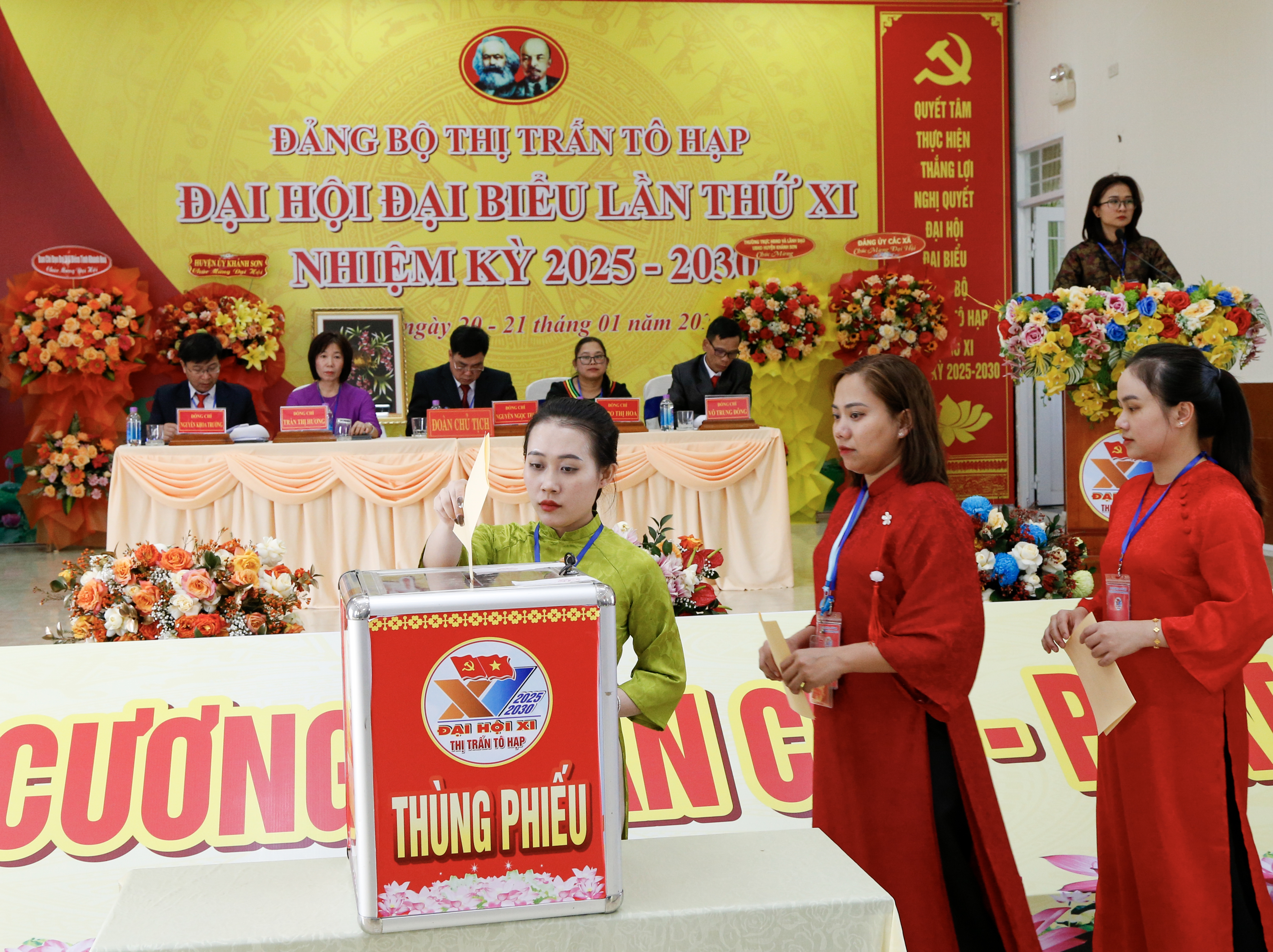 đại biểu bỏ phiếu bầu Đoàn đại biểu Đảng bộ thị trấn Tô Hạp dự Đại hội Đảng bộ huyện Khánh Sơn lần thứ XVI, nhiệm kỳ 2025-2030 