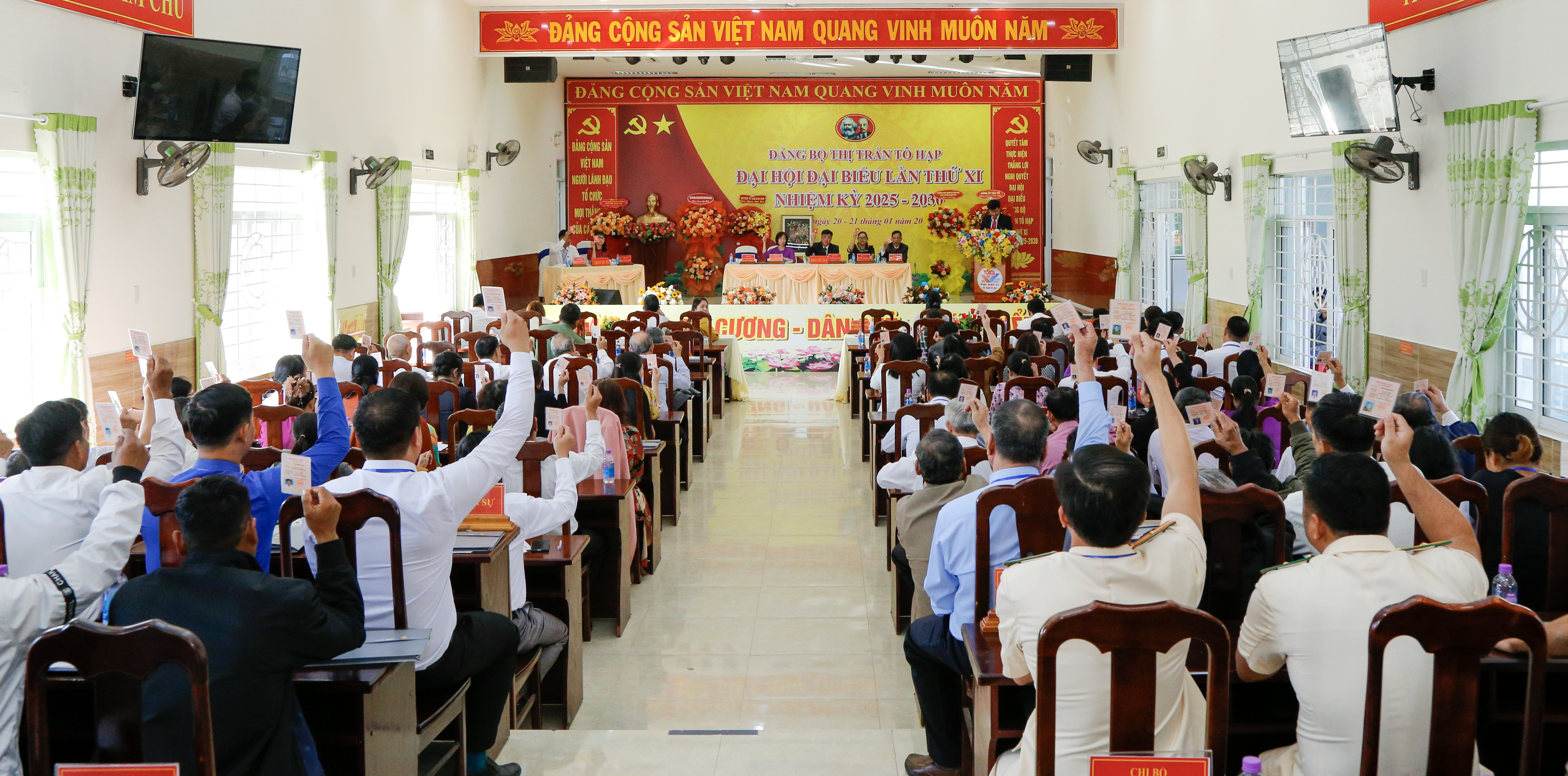 Các đại biểu biểu quyết thông qua Nghị quyết Đại hội Đảng bộ thị trấn Tô Hạp nhiệm kỳ 2025-2030