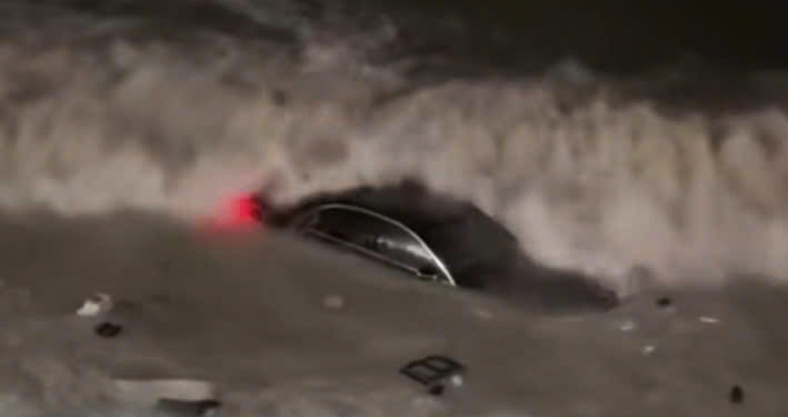 Nha Trang: Xe Mercedes 4 chỗ bất ngờ lao xuống biển lúc rạng sáng