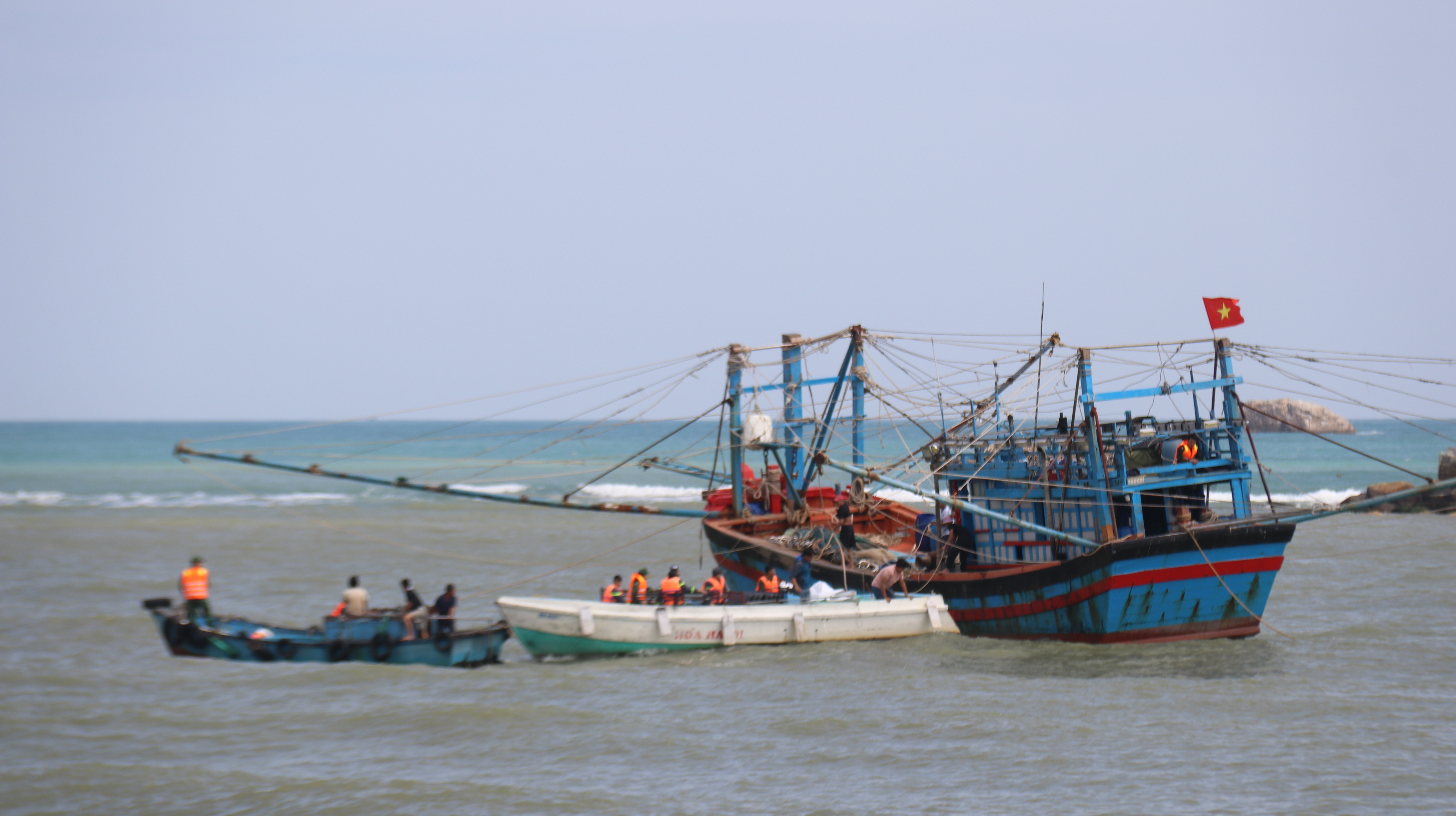 Sóng lớn đánh chìm ghe đánh cá, một ngư dân mất tích