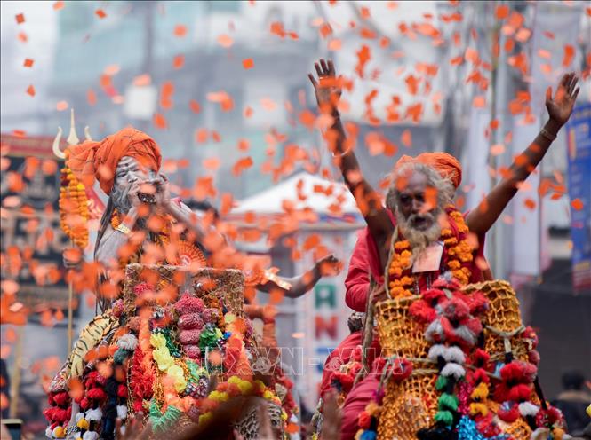 Các tín đồ đạo Hindu tham gia Lễ hội Mahakumbh Mela ở Prayagraj, Ấn Độ. Ảnh: ANI/TTXVN