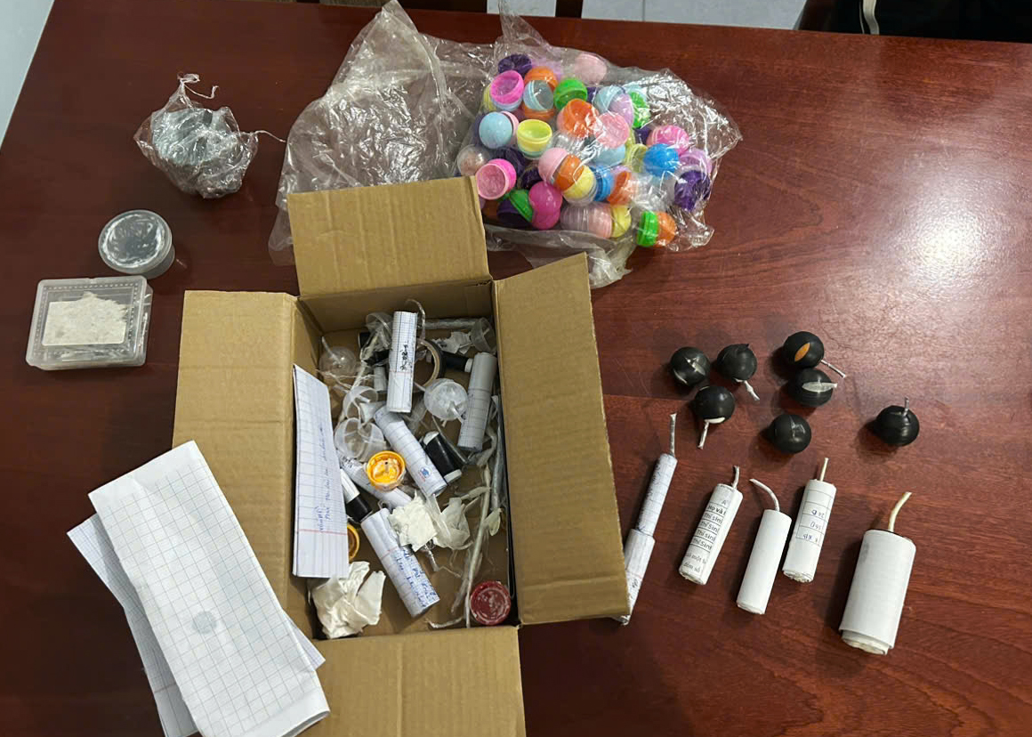 Thu giữ nhiều pháo, vật liệu để chế tạo pháo nổ trong nhà một thiếu niên ở Đại Lãnh