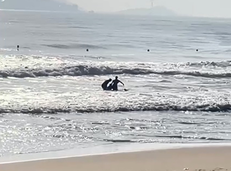 Cứu sống du khách bị sóng lớn cuốn ra xa khi tắm biển