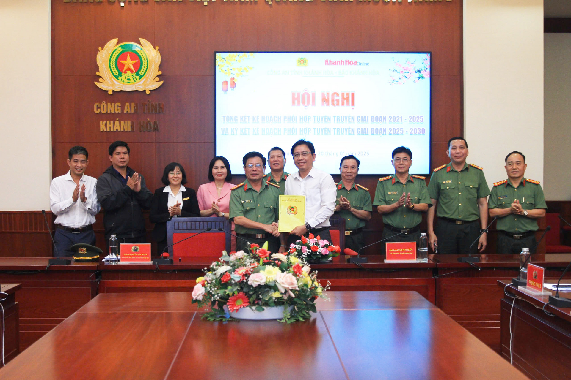 Lãnh đạo hai đơn vị ký kết phối hợp tuyên truyền.