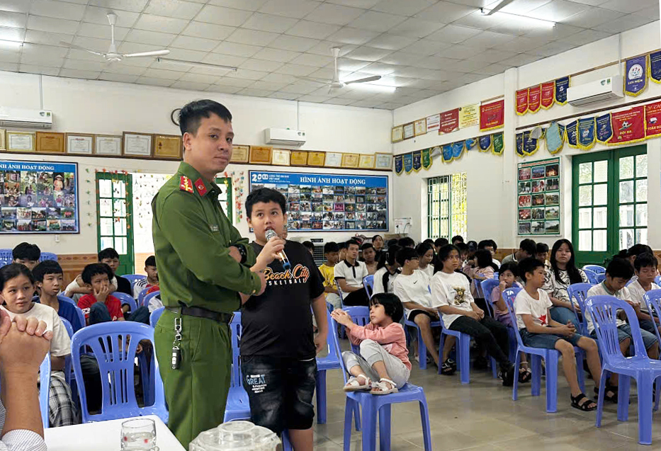 Các em hào hứng tham gia trả lời các câu hỏi liên quan đến phòng, chống bạo lực học đường