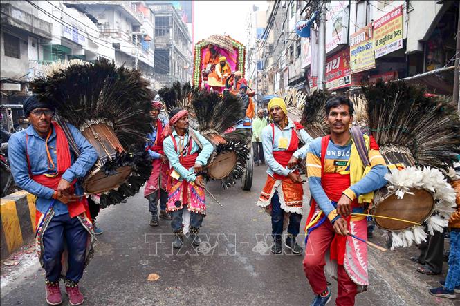 Các tín đồ đạo Hindu tham gia Lễ hội Mahakumbh Mela ở Prayagraj, Ấn Độ. Ảnh: ANI/TTXVN