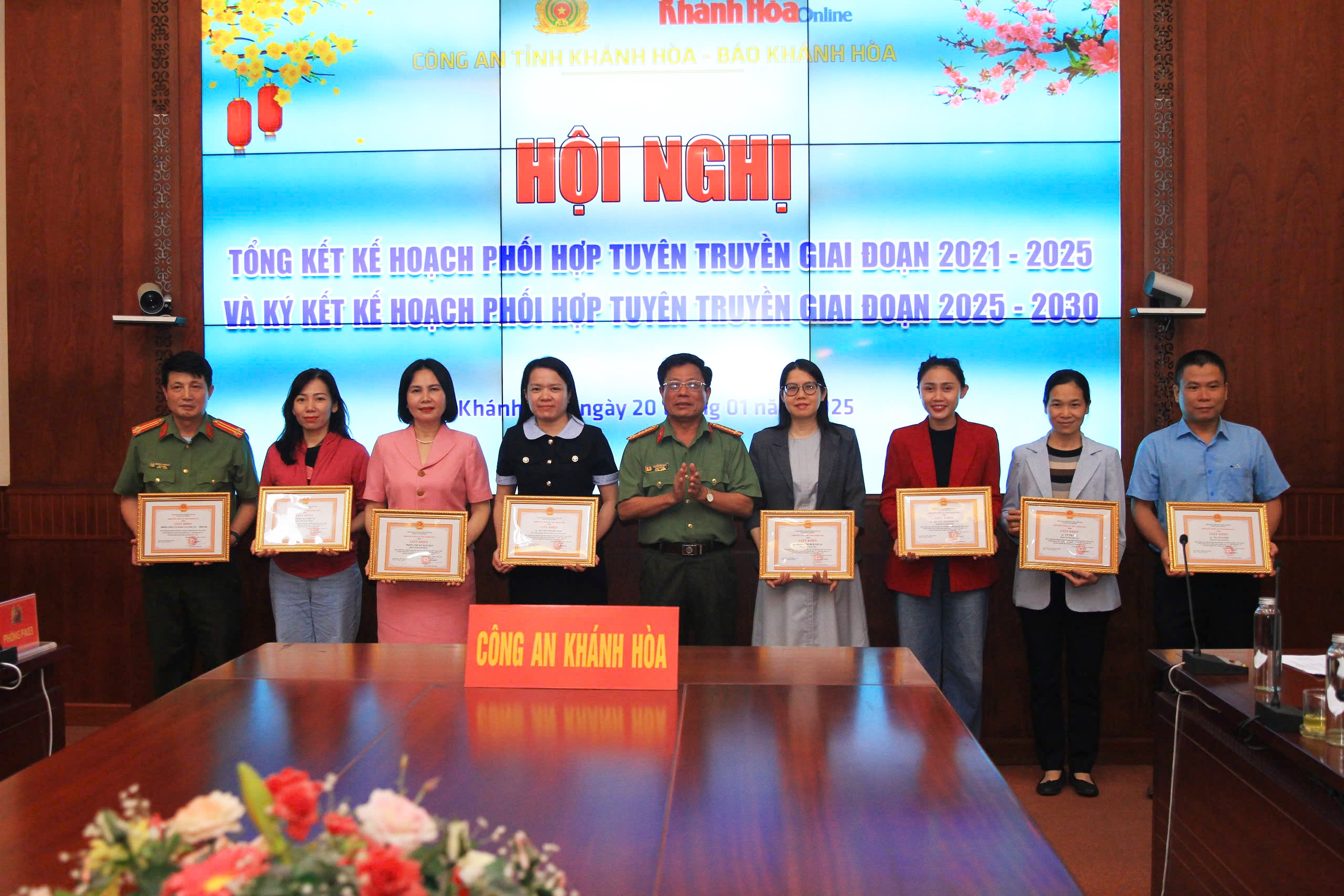 Đại tá Nguyễn Văn Ngàn trao giấy khen cho các tập thể, cá nhân thuộc Báo Khánh Hòa.