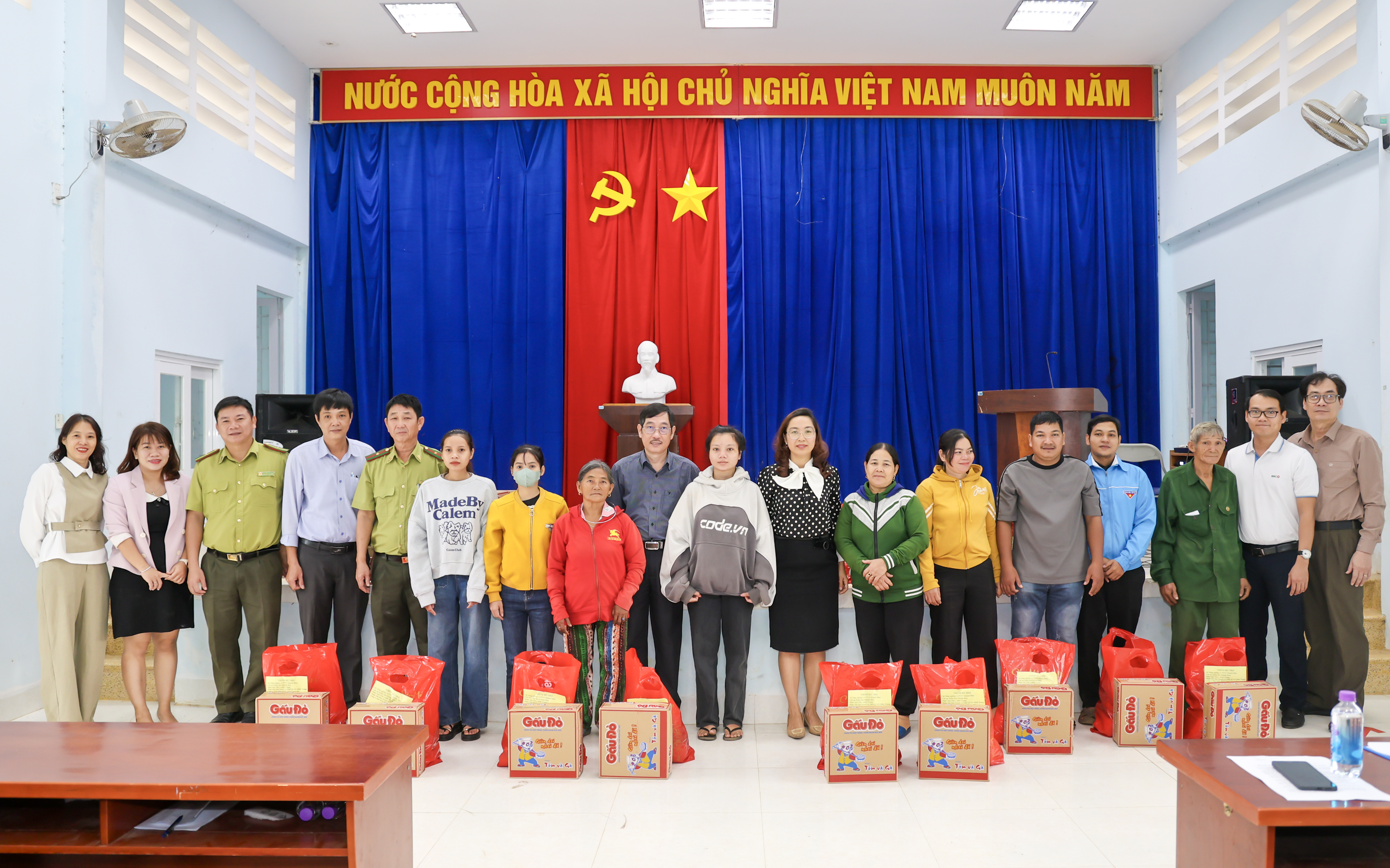 Trao quà Tết cho 60 hộ dân xã Khánh Thành, huyện Khánh Vĩnh