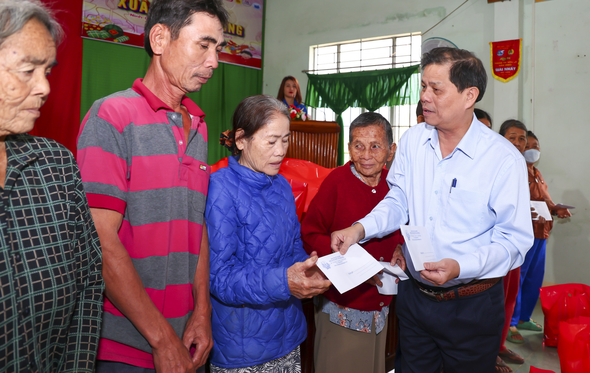 Đoàn Khối Doanh nghiệp tỉnh trao 100 phần quà Tết cho các hộ dân và học sinh có hoàn cảnh khó khăn ở Ninh Hòa