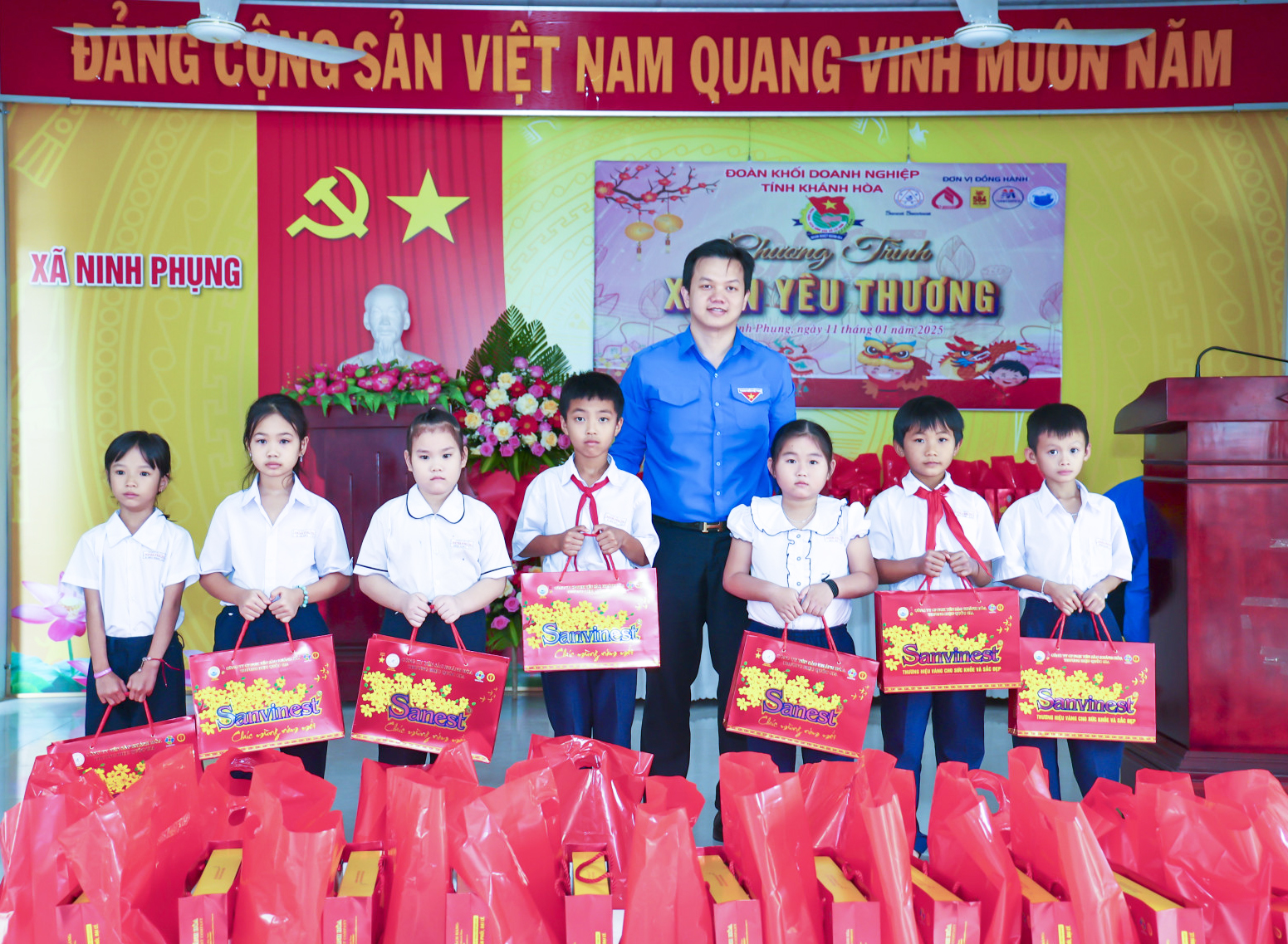 Trao quà cho các em học sinh có hoàn cảnh khó khăn ở xã Ninh Phụng.