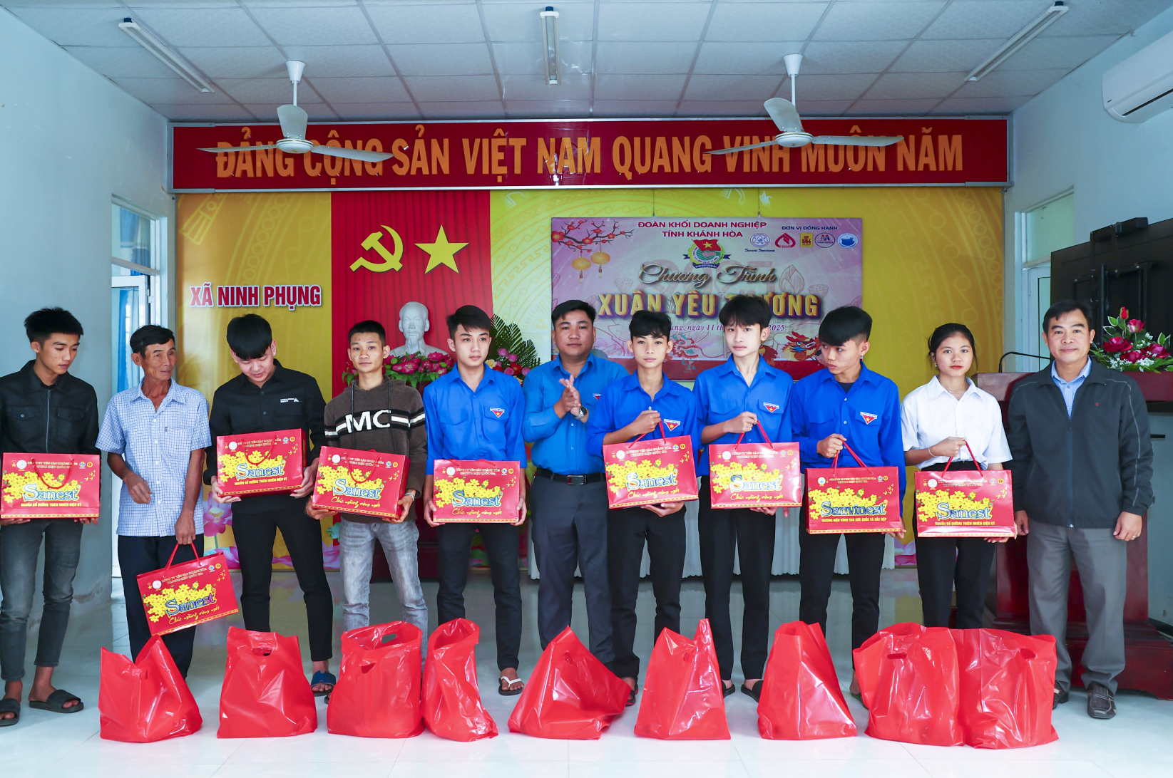 Trao quà cho các đoàn viên, thanh niên có hoàn cảnh khó khăn ở xã Ninh Phụng.