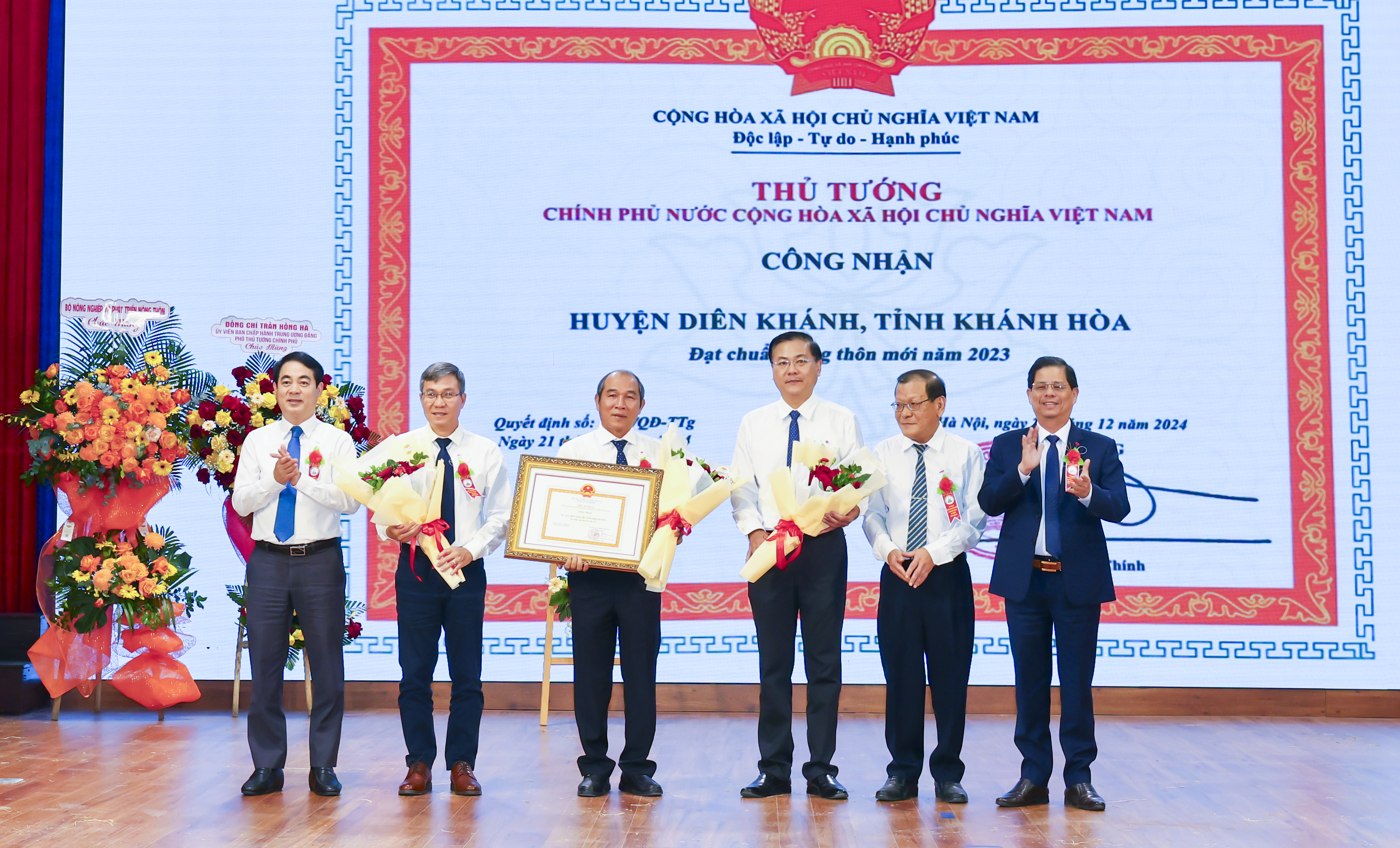 Công bố huyện Diên Khánh đạt chuẩn nông thôn mới