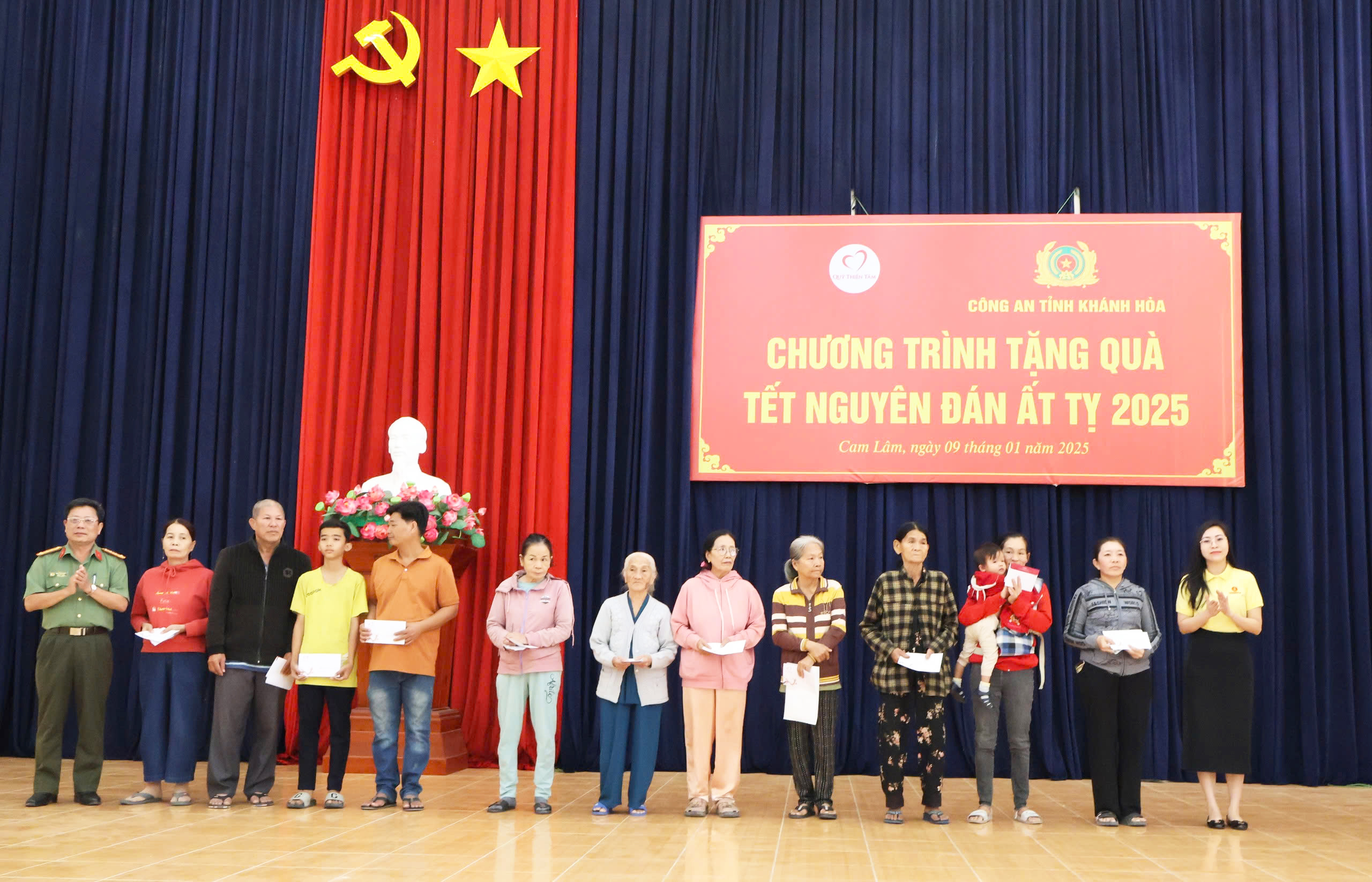 Tặng 1.000 suất quà Tết cho các hộ có hoàn cảnh khó khăn huyện Cam Lâm