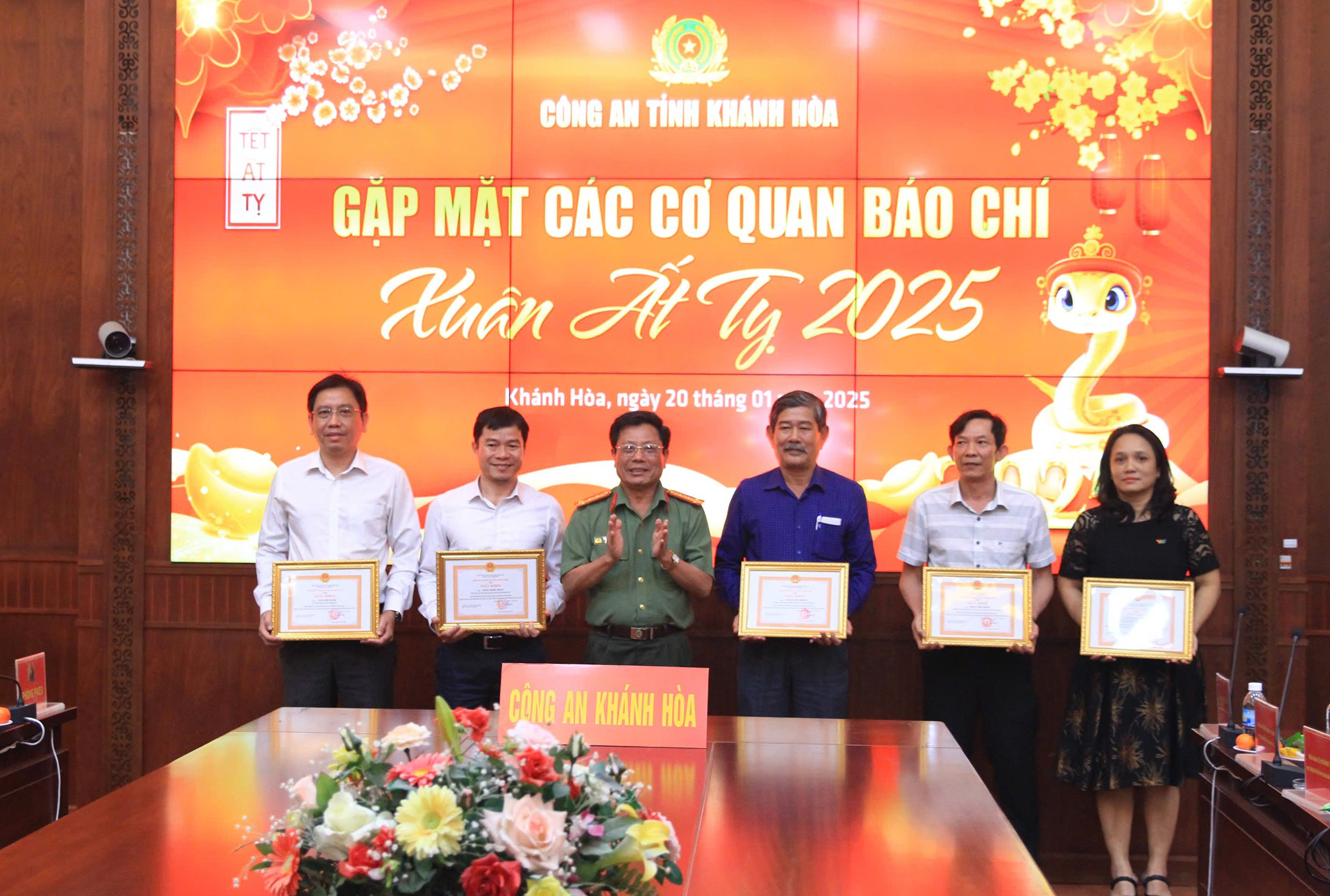 Đại tá Nguyễn Văn Ngàn - Phó Giám đốc Công an tỉnh Khánh Hòa trao giấy khen cho các cá nhân